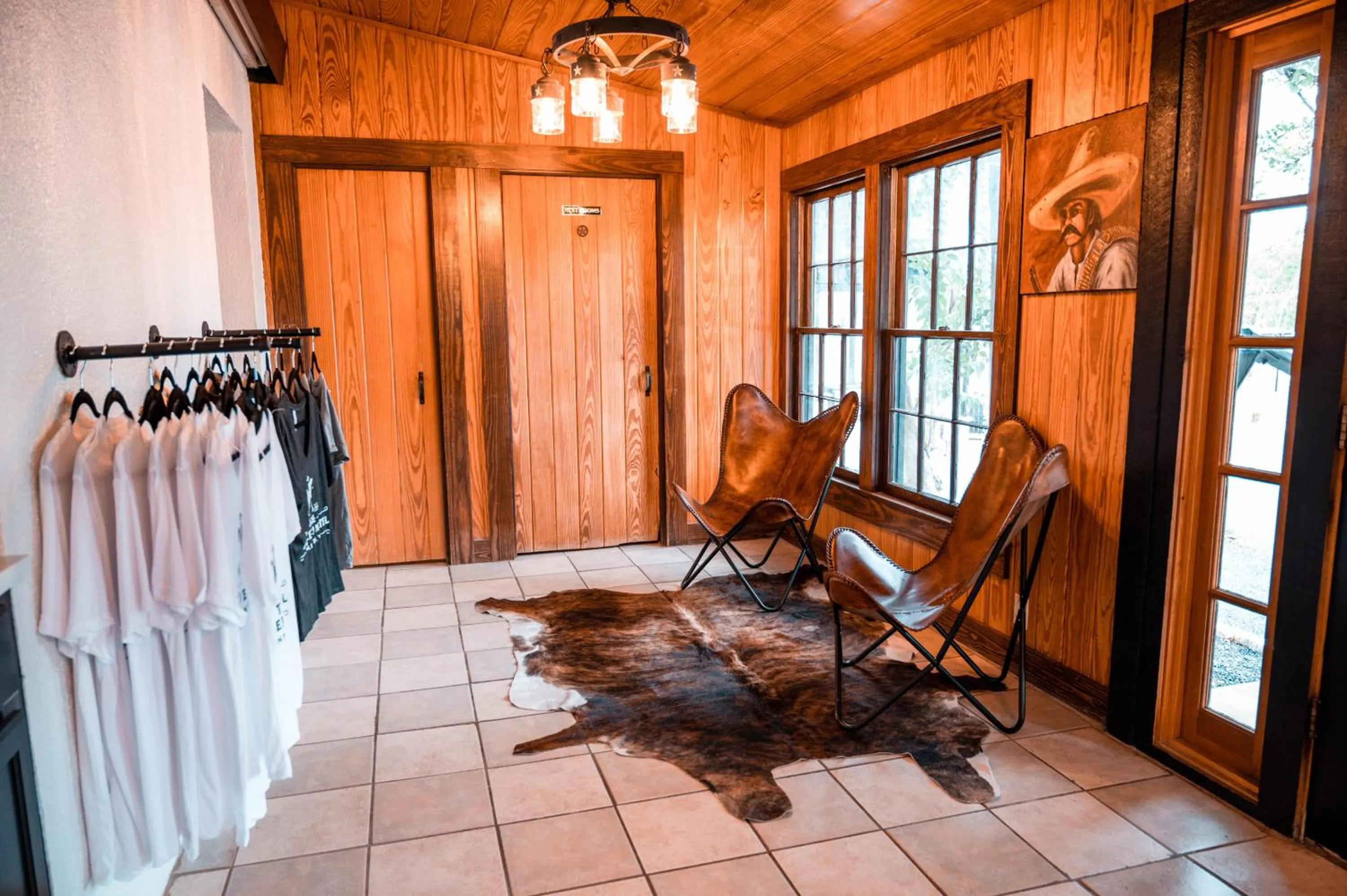 Lobby or reception in THE VAQUERO MOTEL