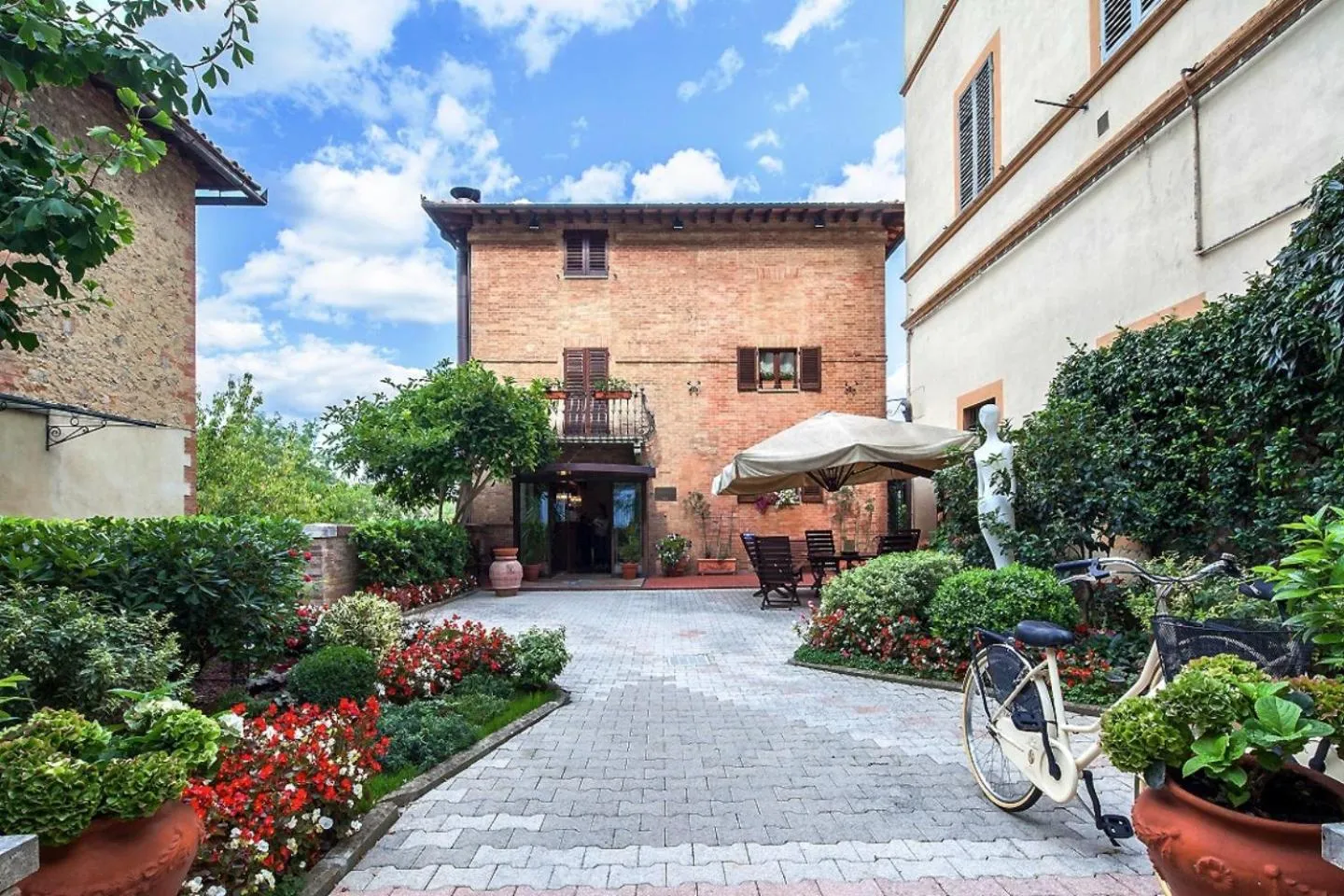Property building in Hotel Arcobaleno Siena