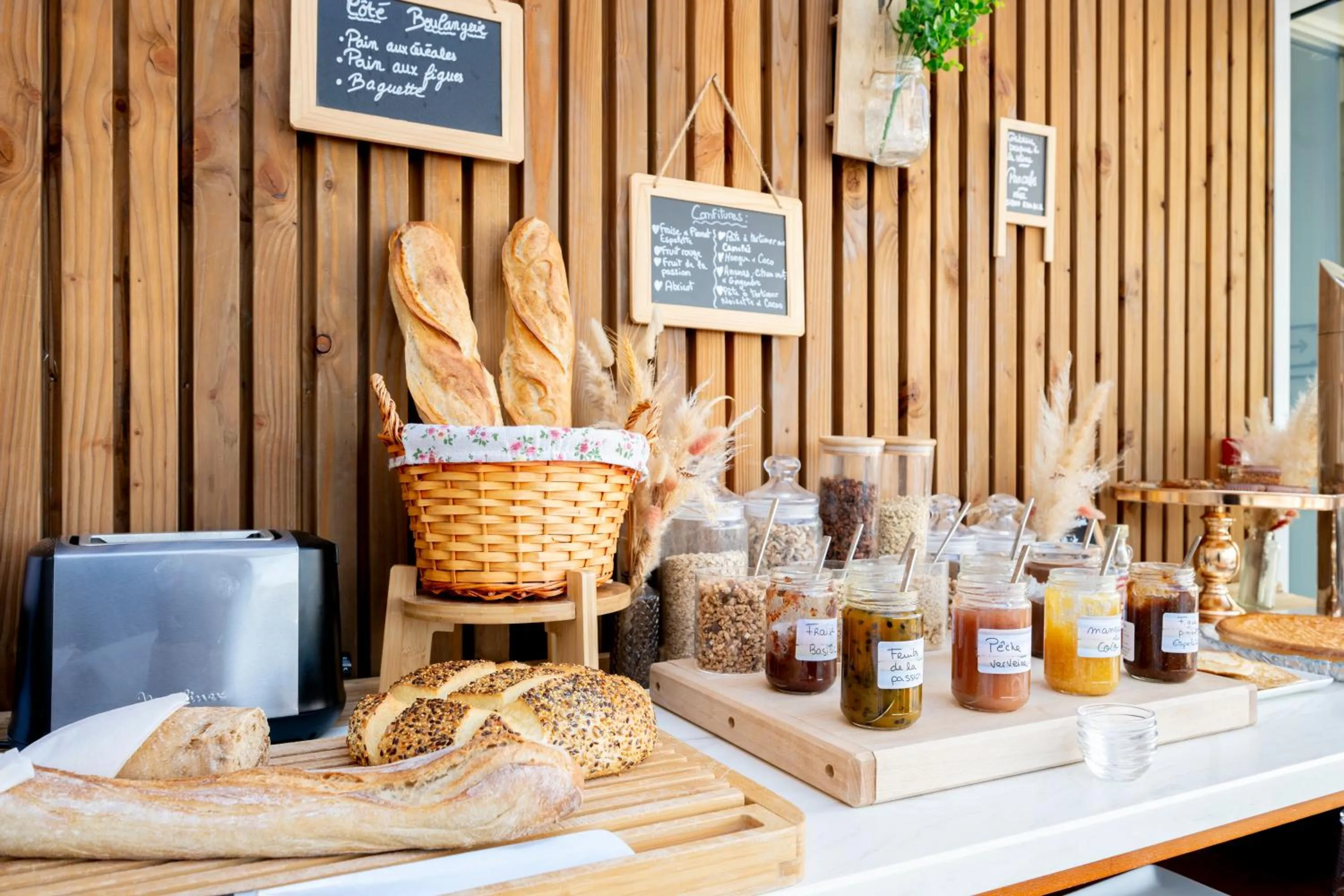 Food in Urban Style Victoria Boutique Hotel