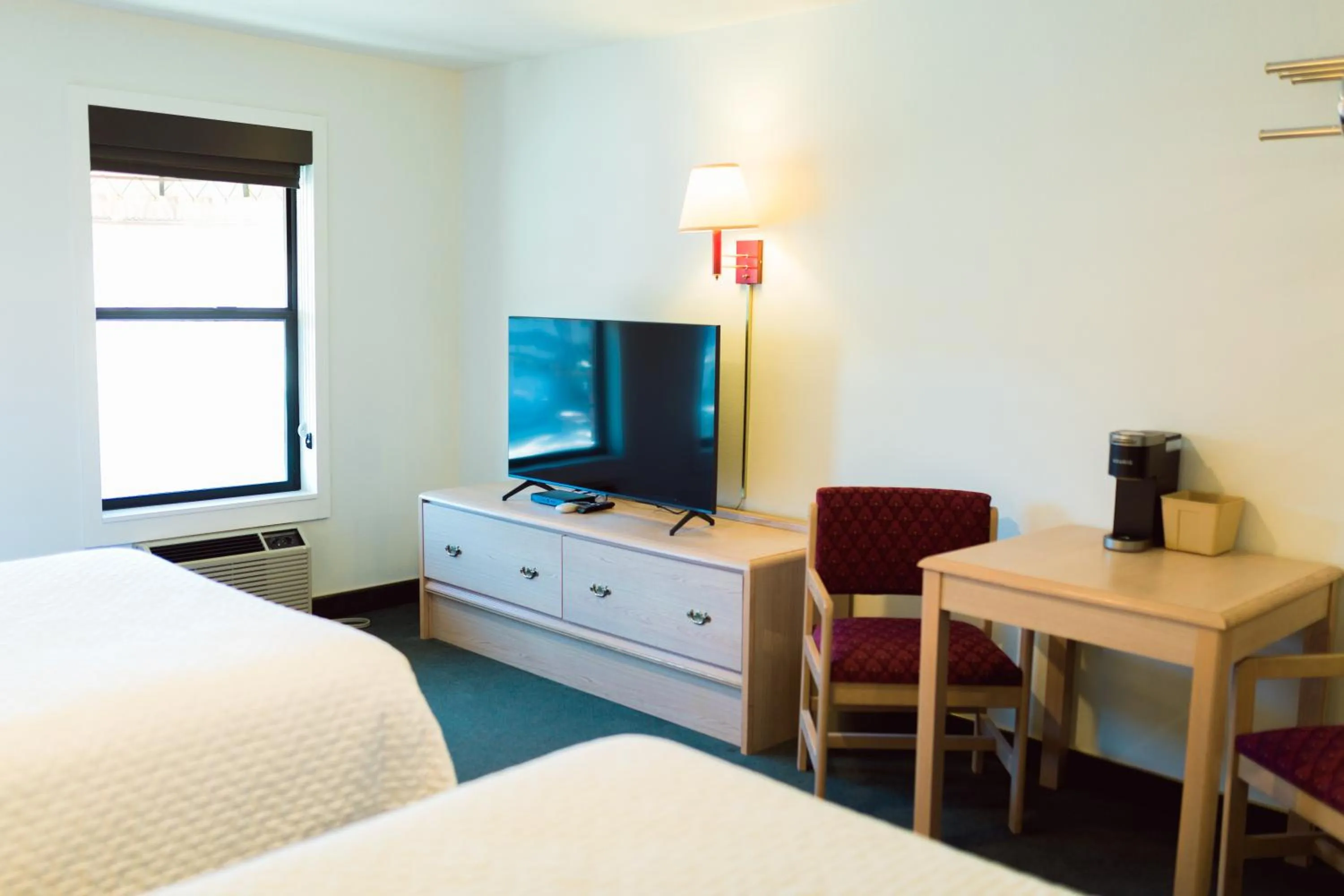 Photo of the whole room, Bed in Two Sunsets Hotel