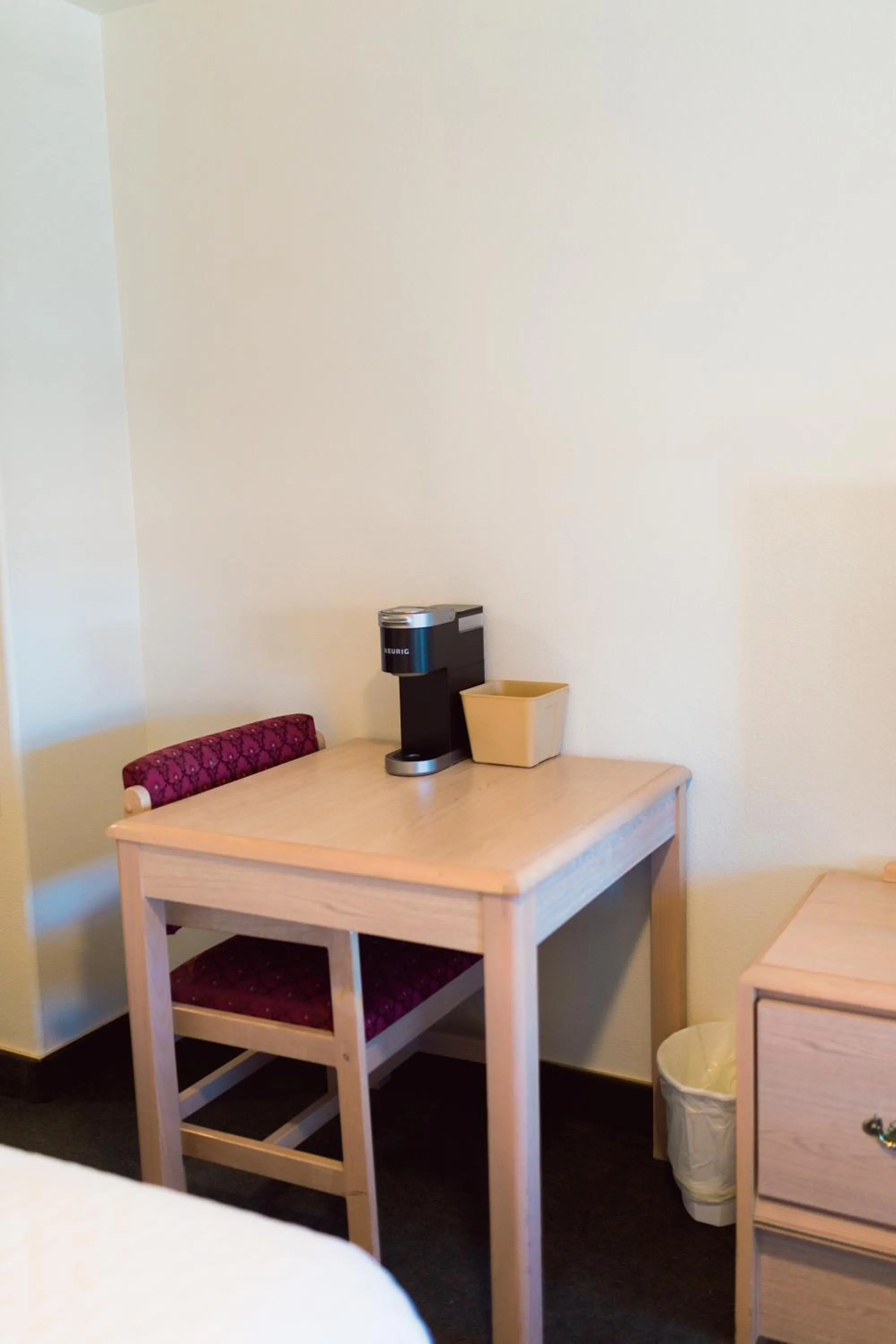 Seating area, Bed in Two Sunsets Hotel