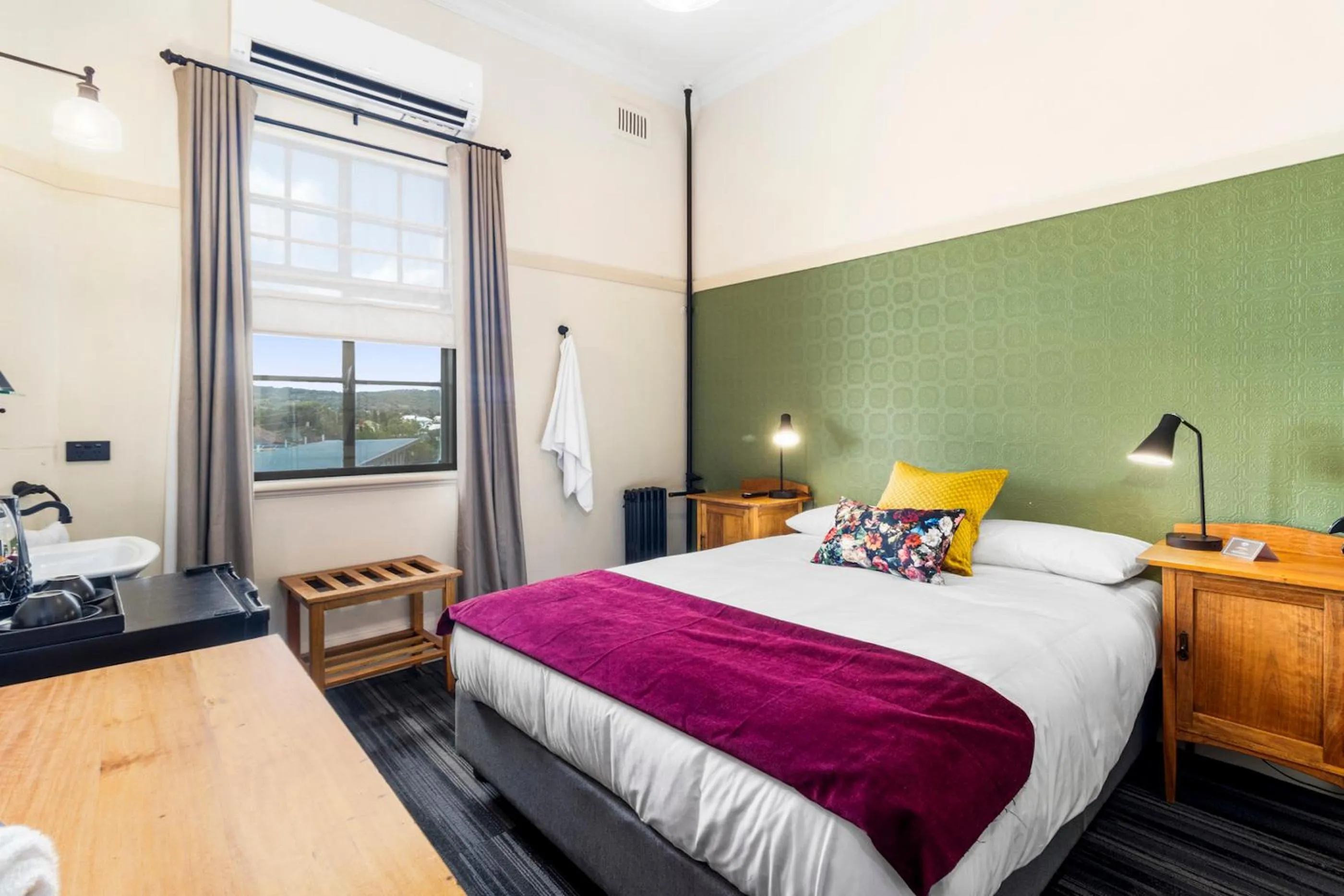 Photo of the whole room, Bed in Hotel Queanbeyan Canberra