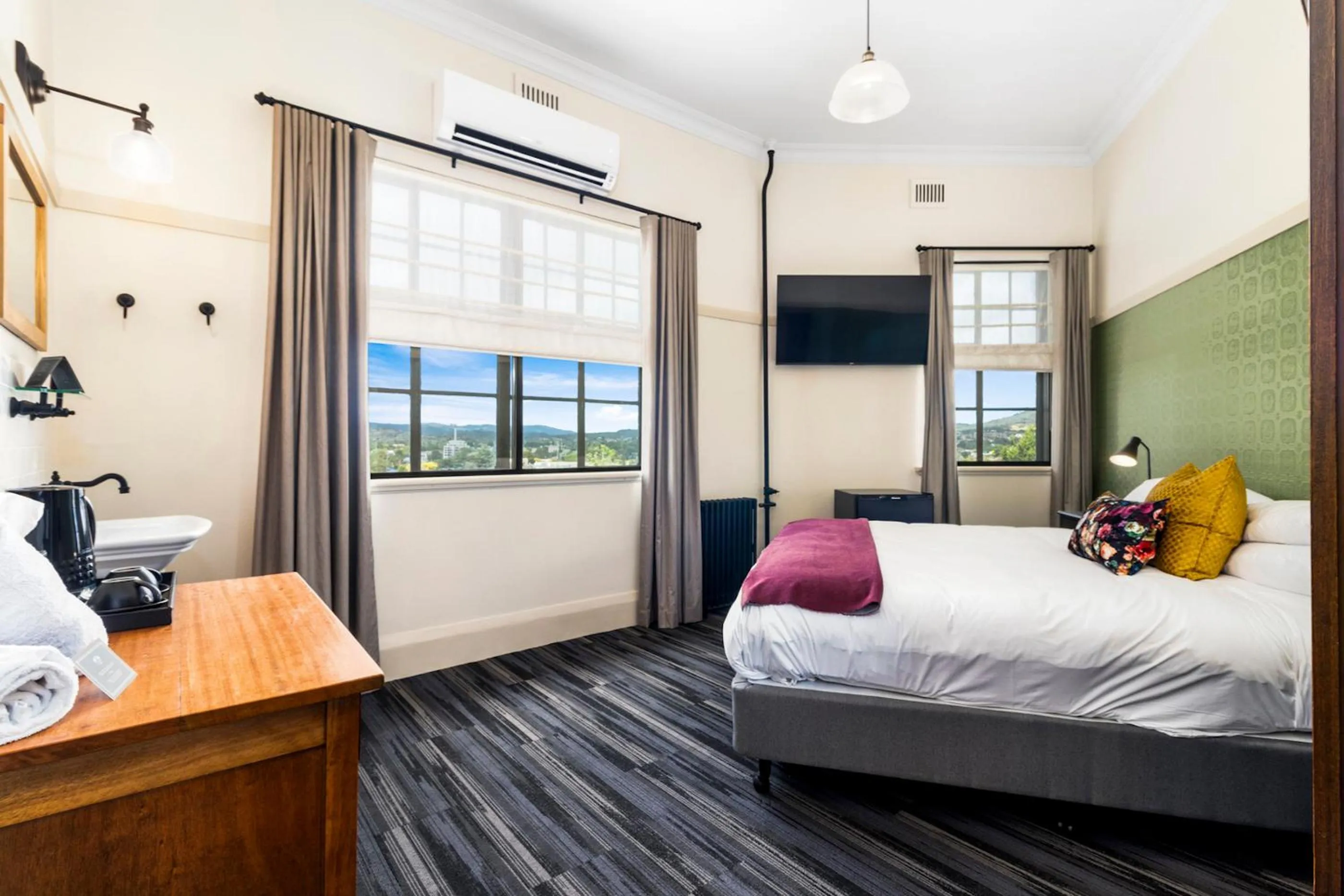 Photo of the whole room, Bed in Hotel Queanbeyan Canberra