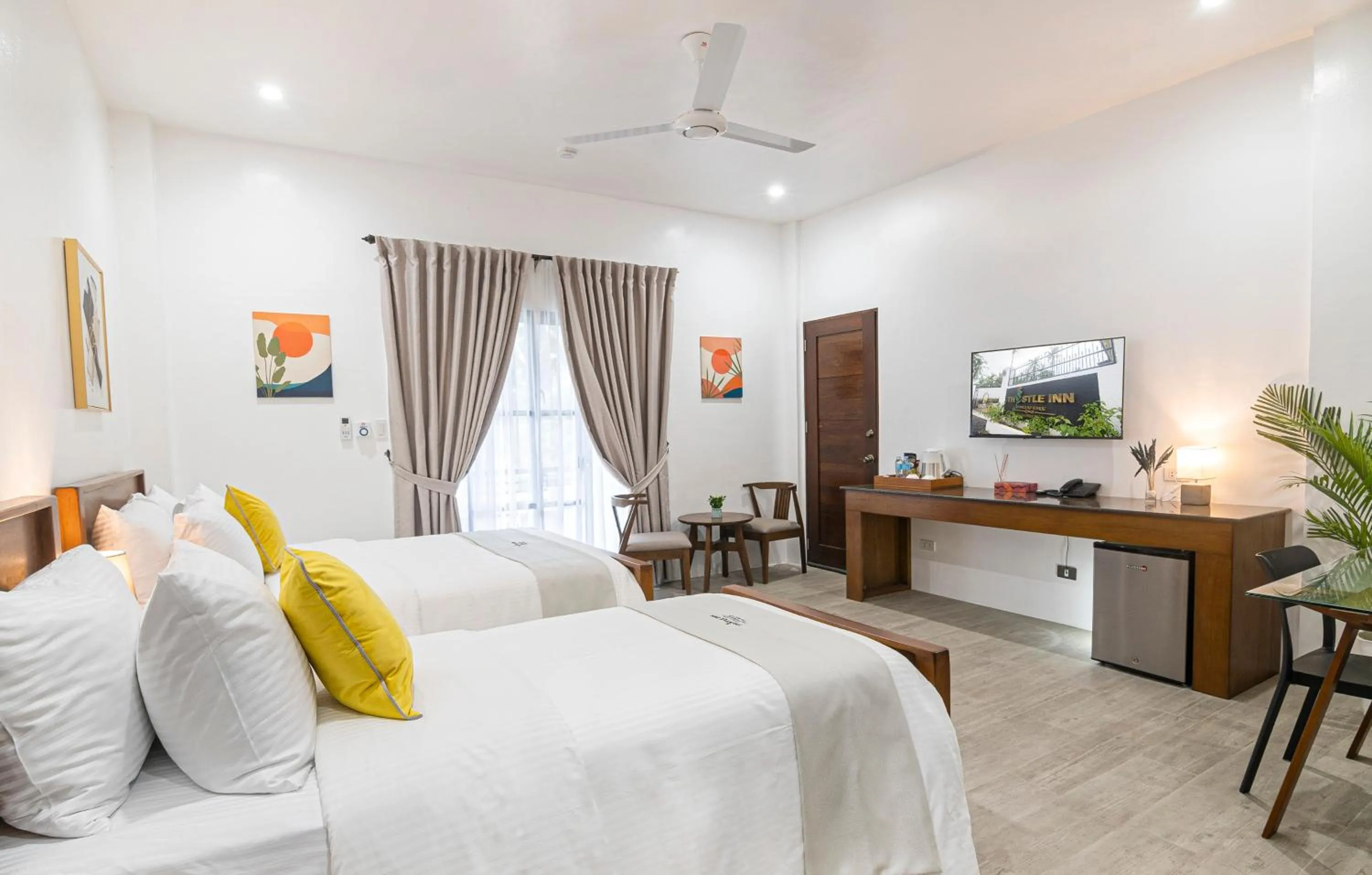 Photo of the whole room, Bed in Thistle Inn