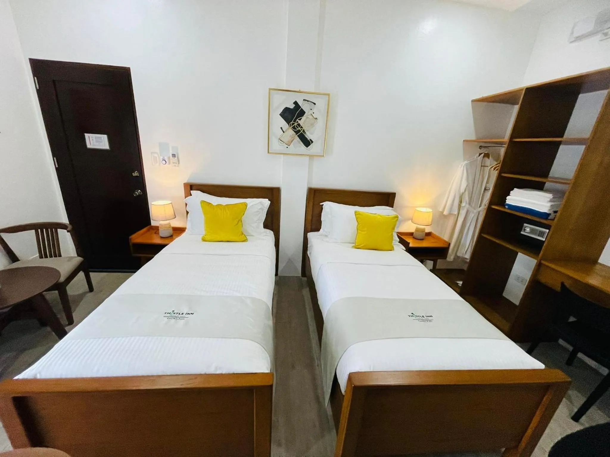 Bedroom, Bed in Thistle Inn