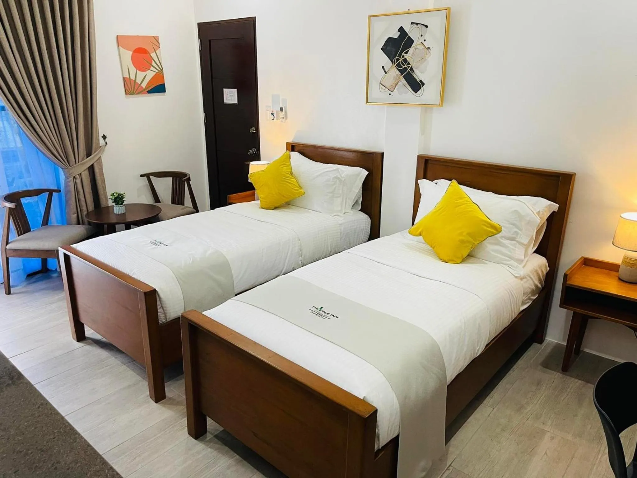 Bedroom, Bed in Thistle Inn