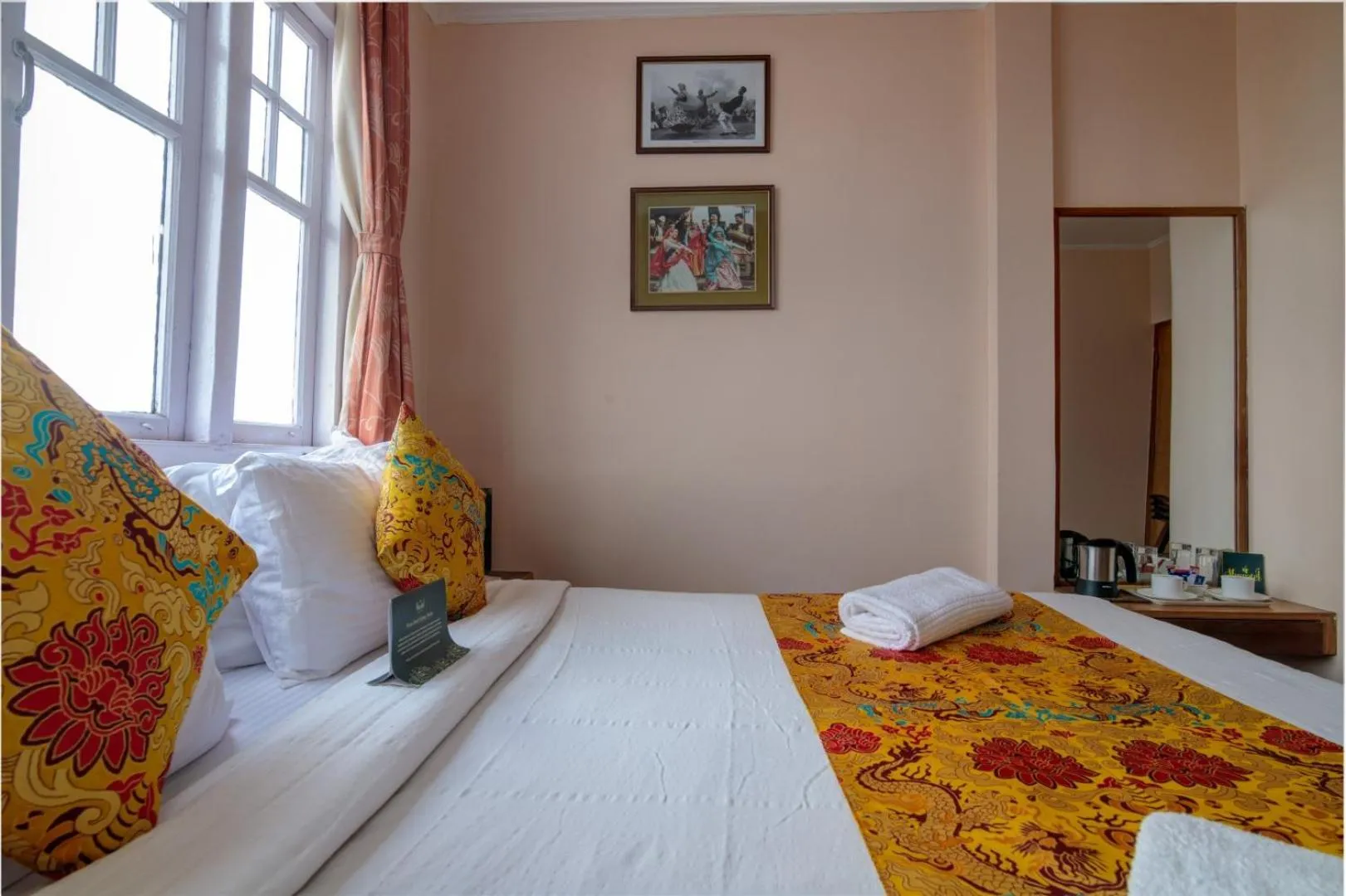 Bed in Muscatel Spring Burn - 100 Mts from Mall Road