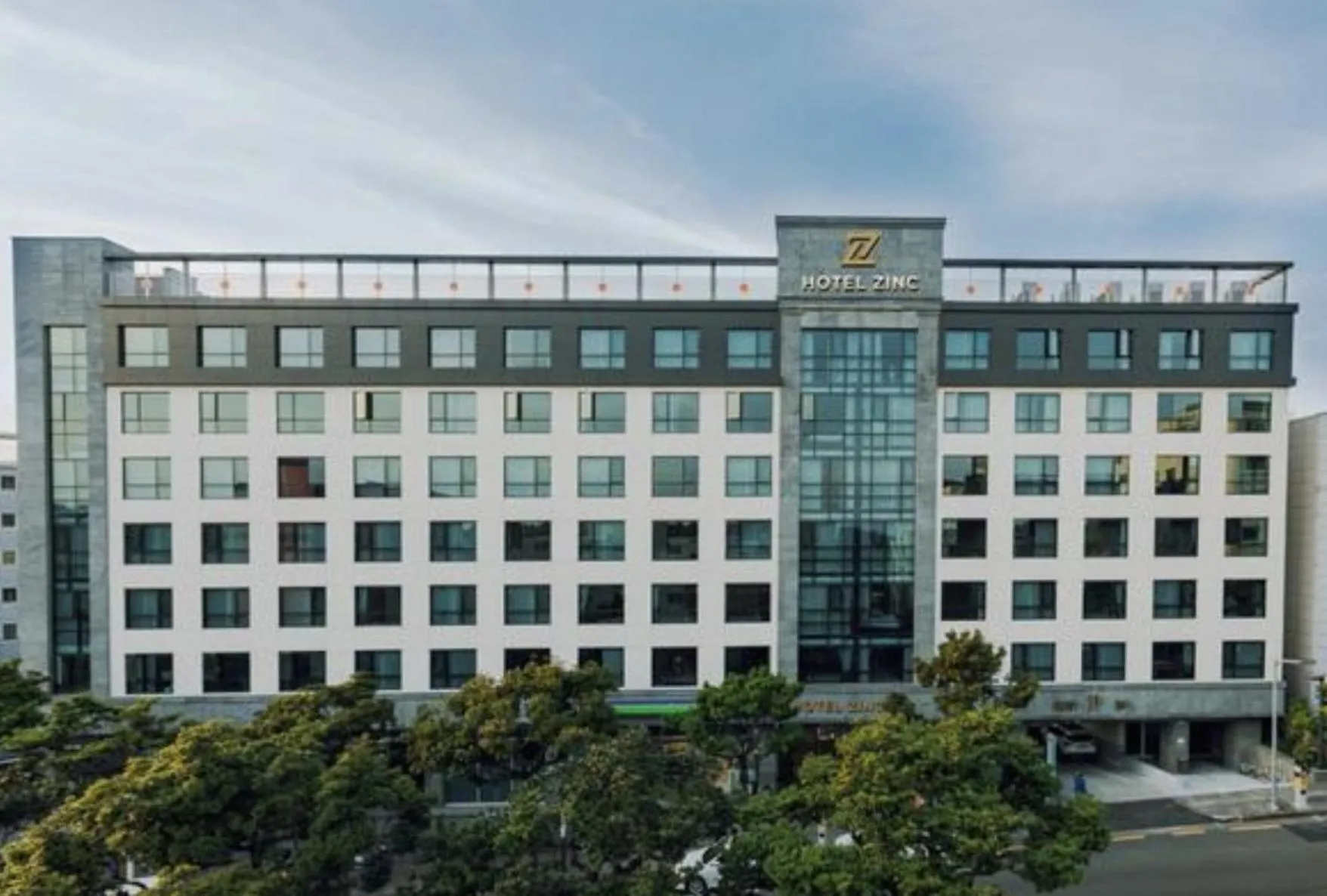 Property building in Hotel Zinc