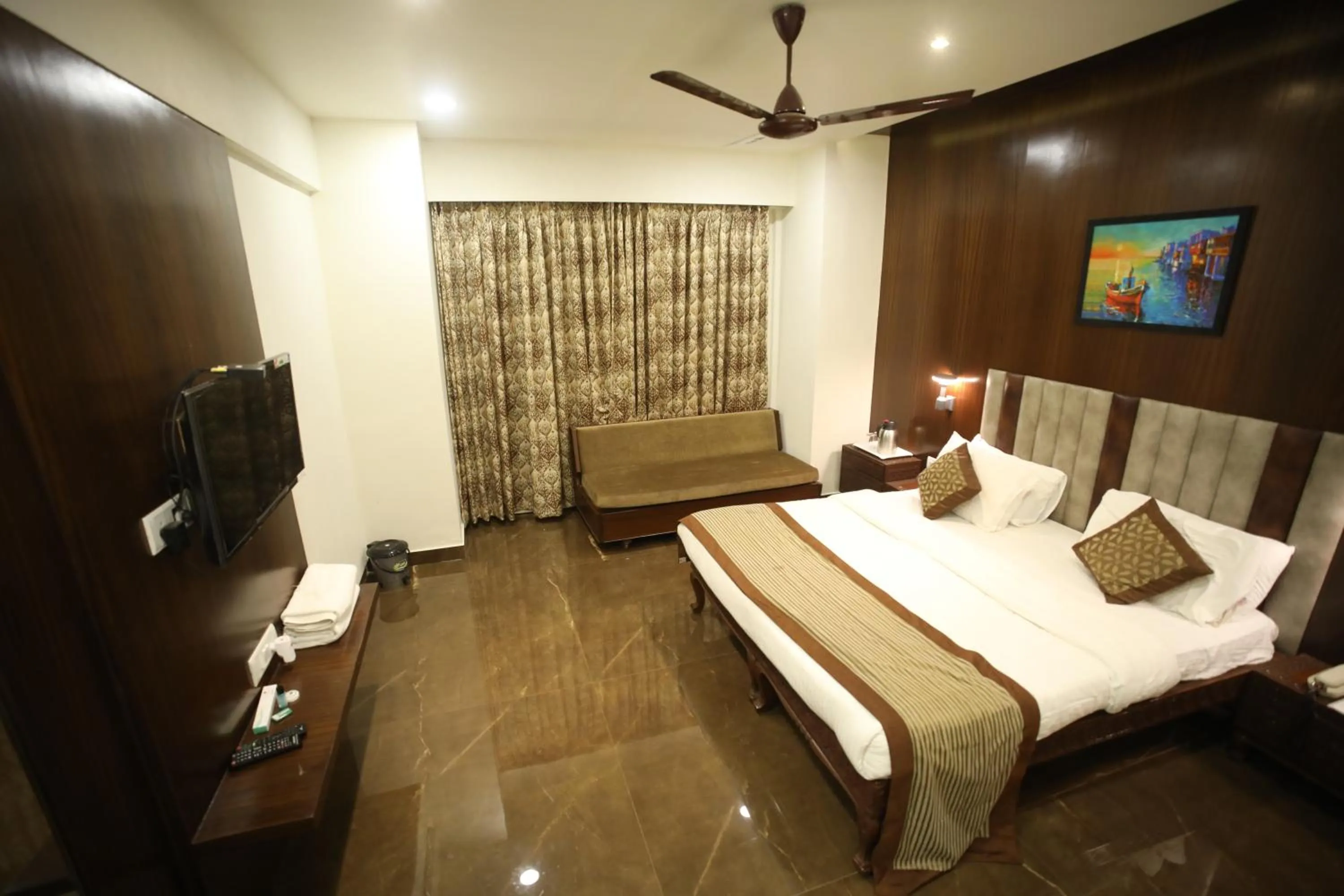 Communal lounge/ TV room, Bed in The Byke Heritage Resort - Matheran