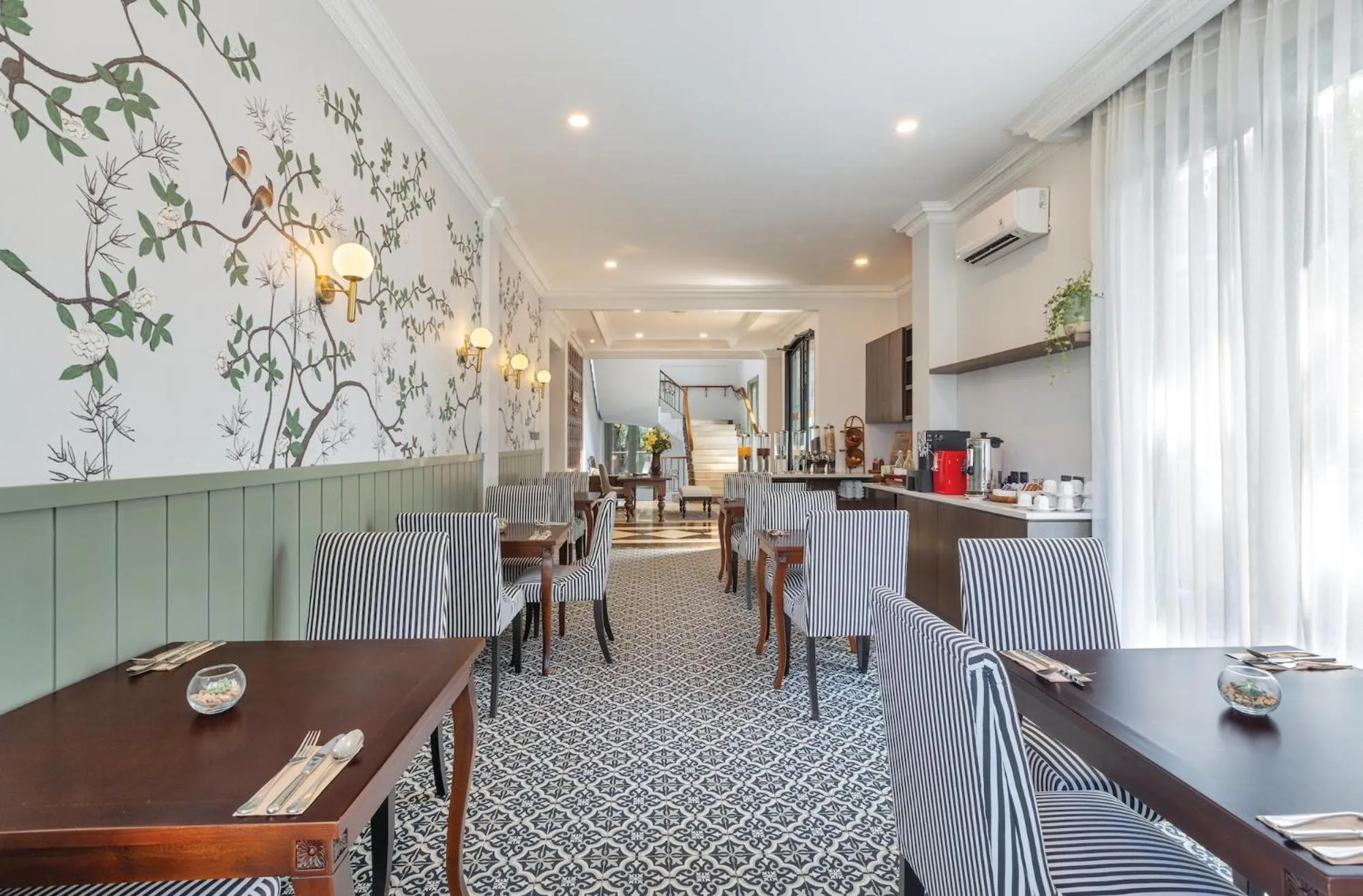 Restaurant/places to eat in ARTOTEL Casa Hangtuah