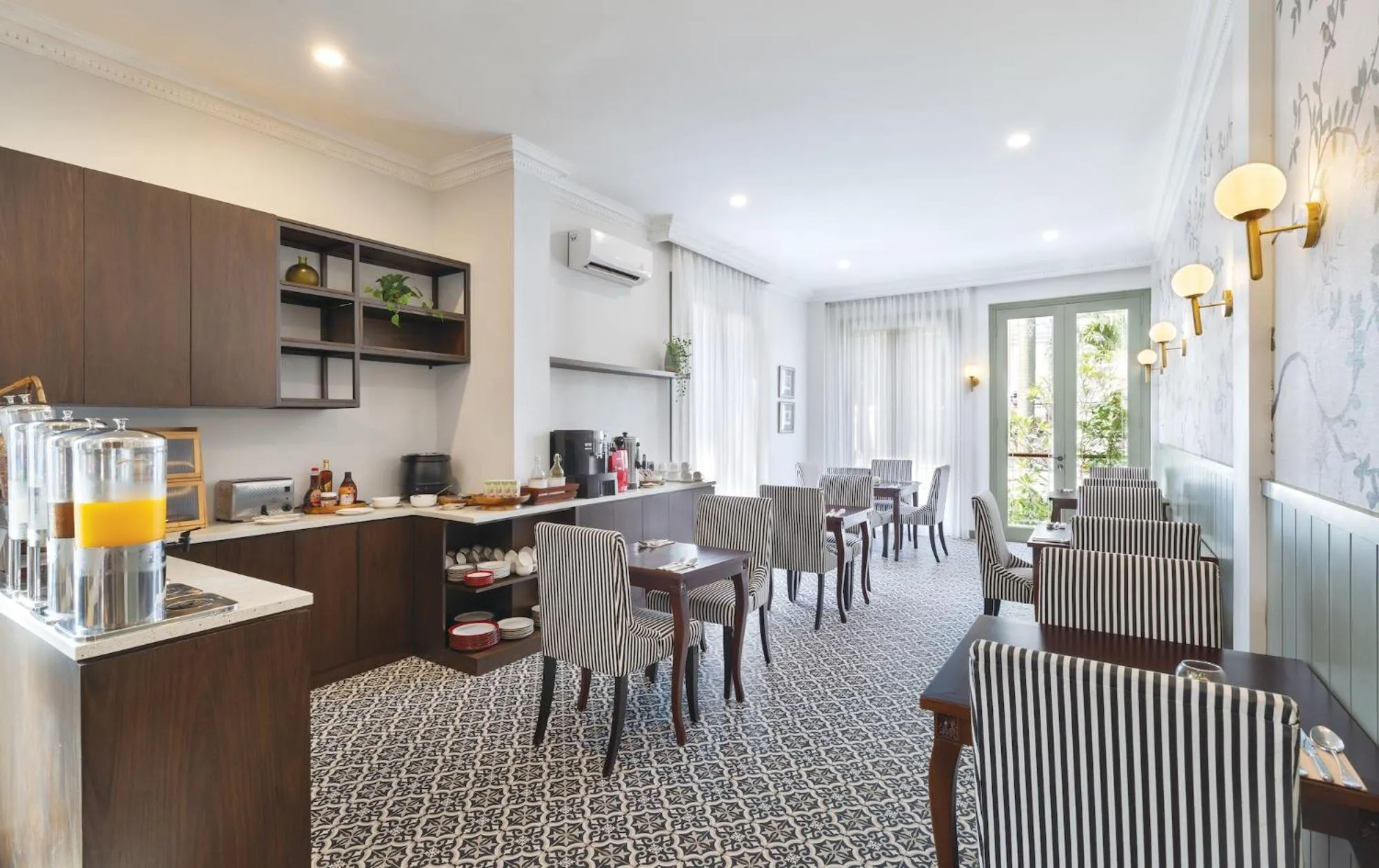 Restaurant/places to eat in ARTOTEL Casa Hangtuah