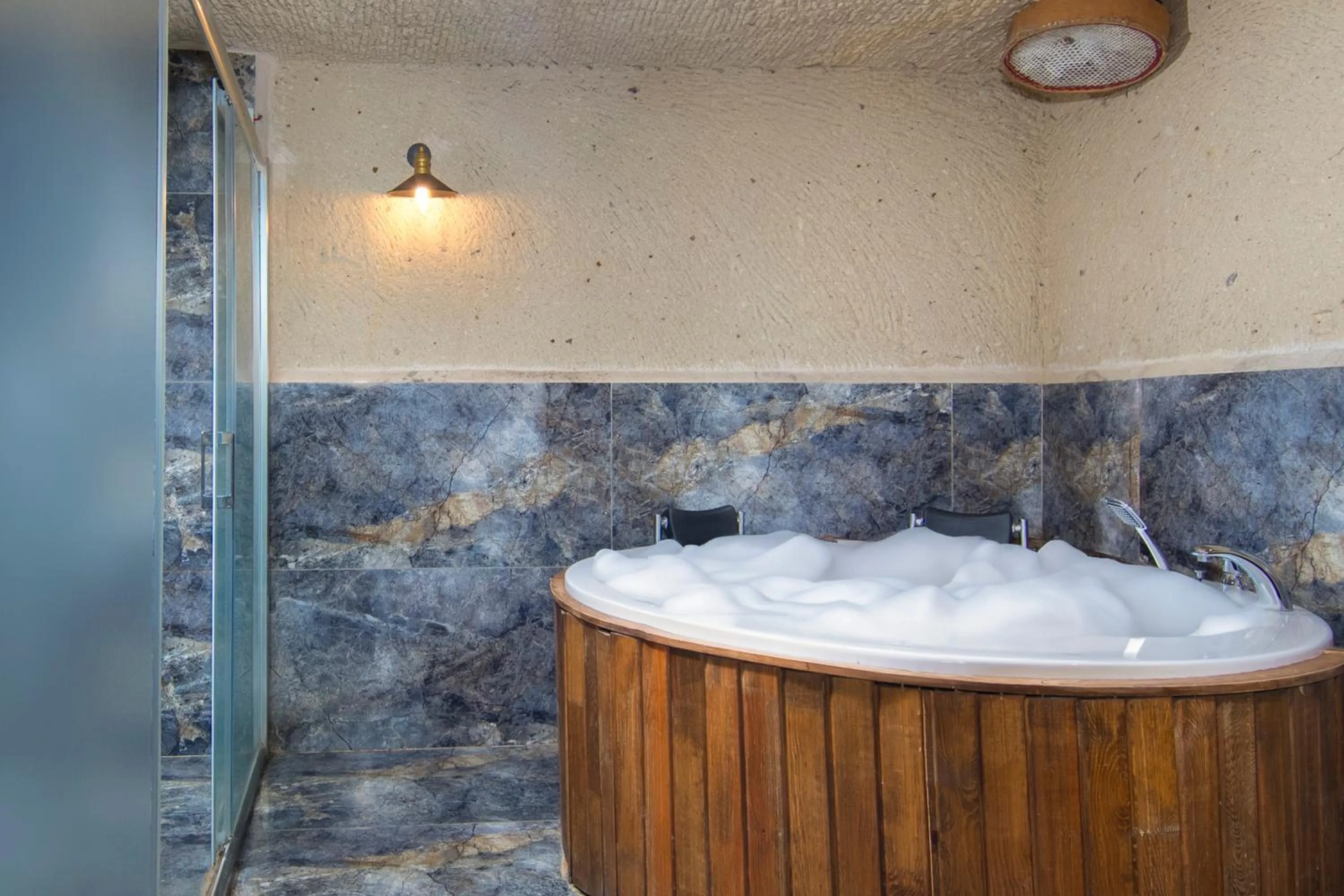 Hot Tub in Cappa Via Cave Hotel