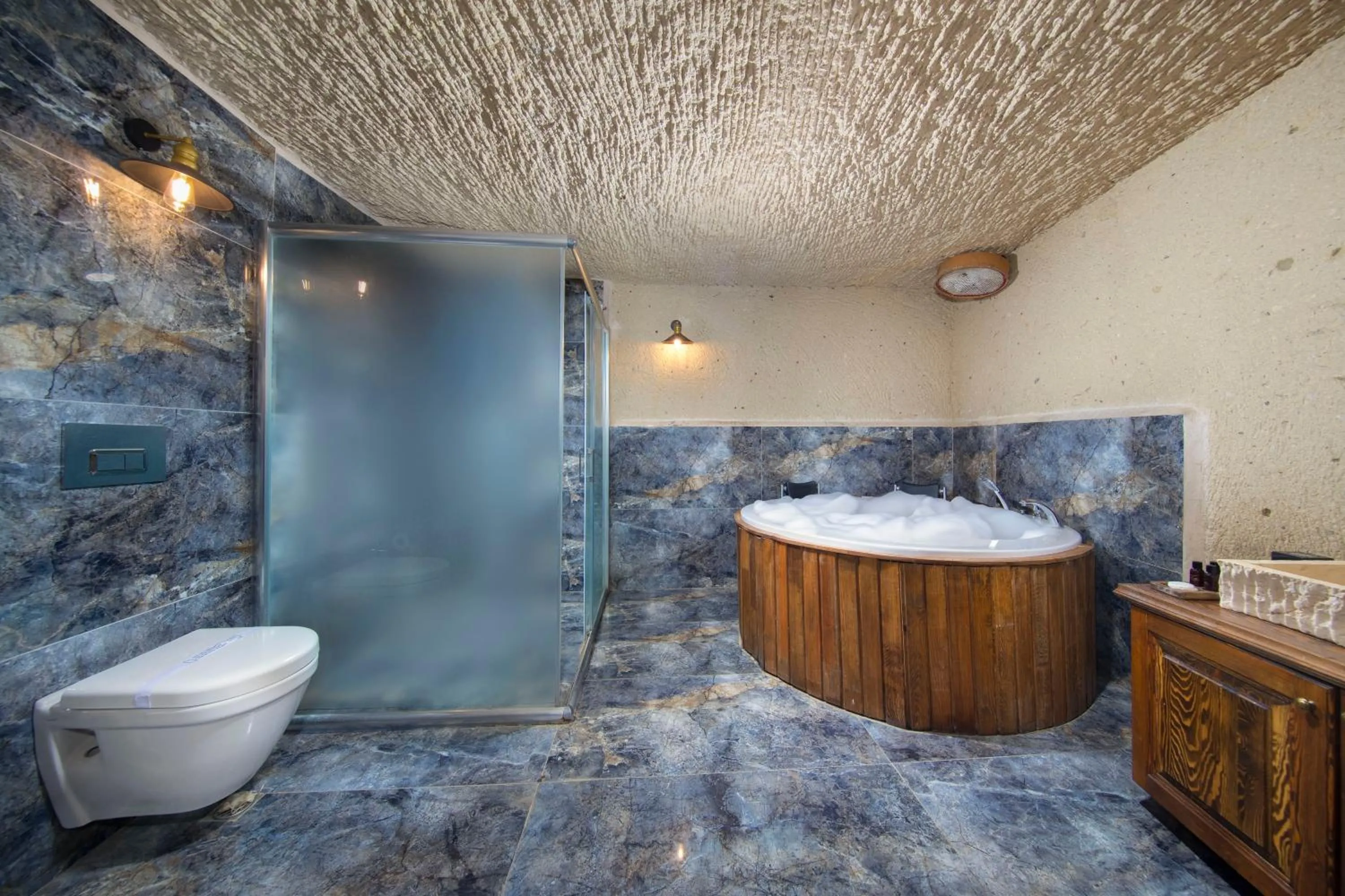 Toilet in Cappa Via Cave Hotel