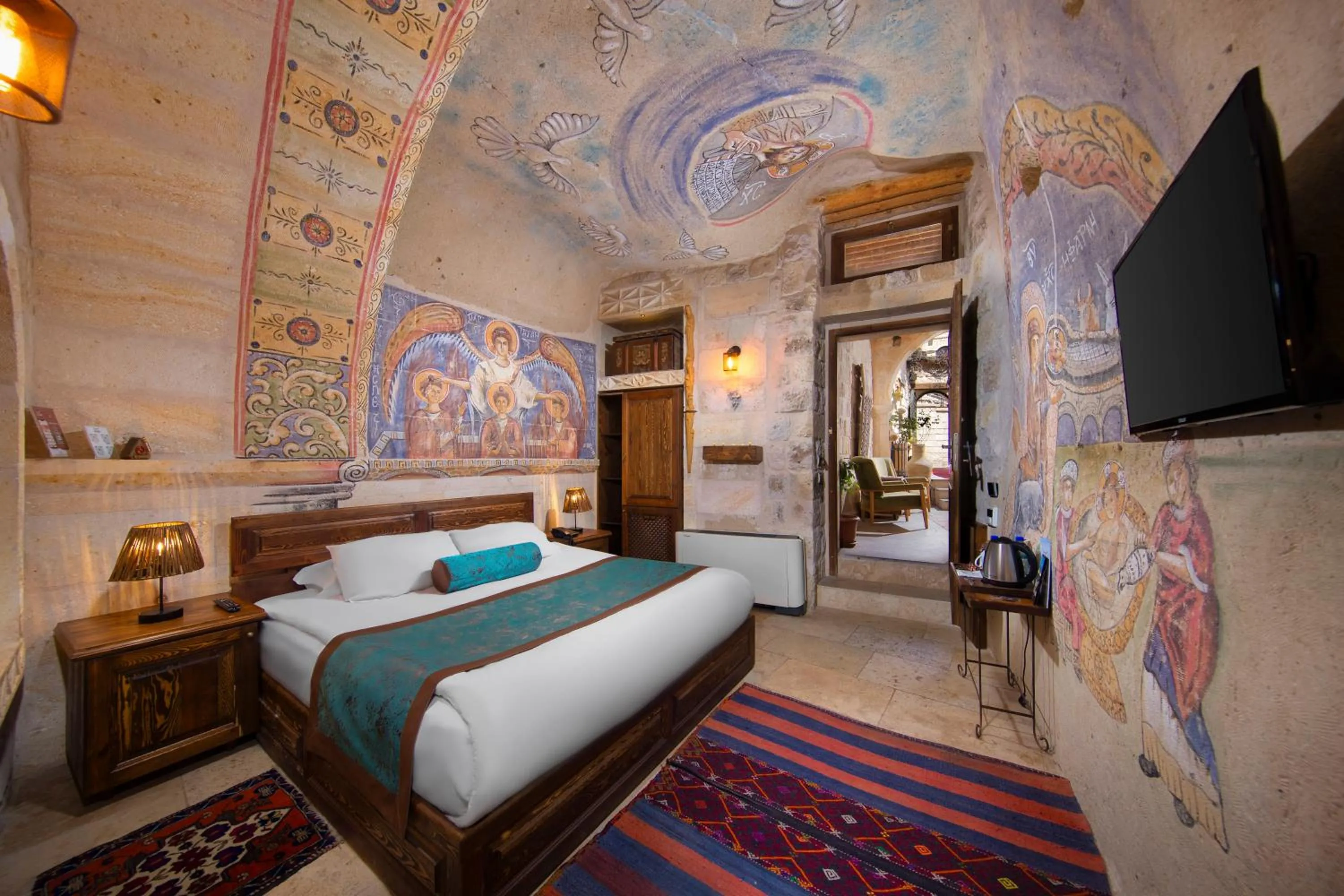 Communal lounge/ TV room, Bed in Cappa Via Cave Hotel