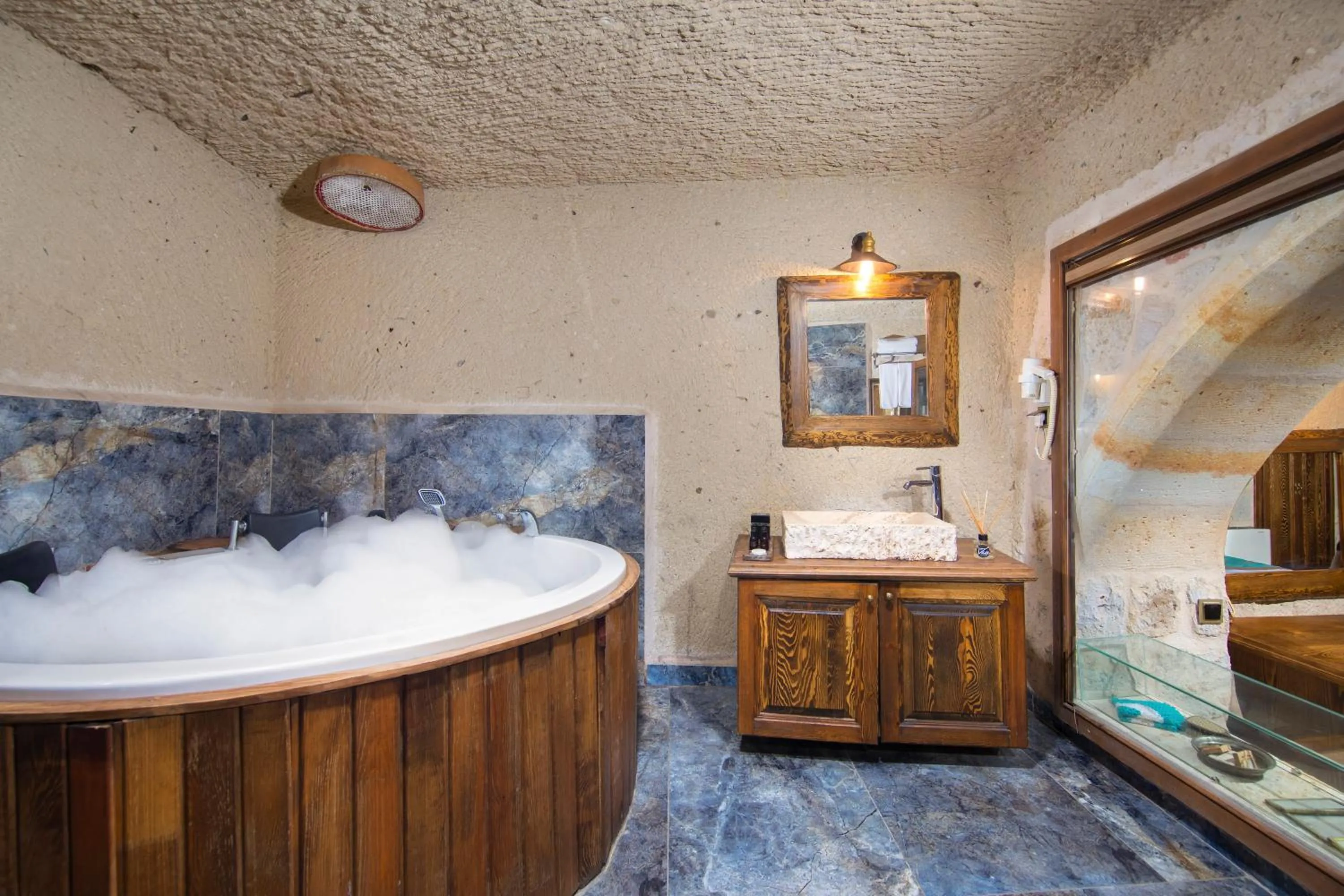 Hot Tub in Cappa Via Cave Hotel