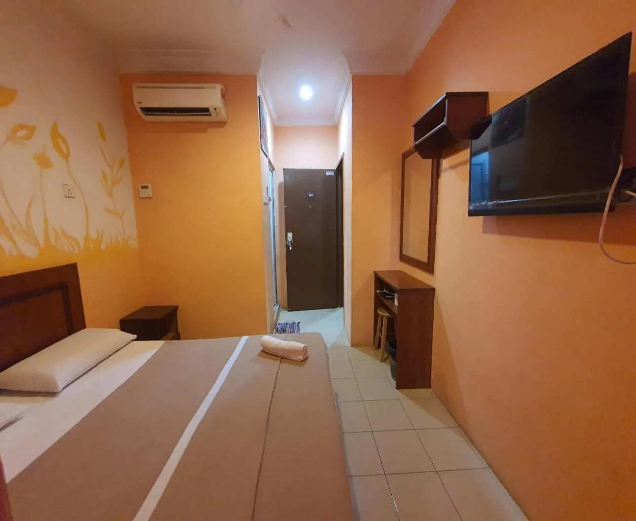 Bedroom, TV/Entertainment Center in Highway Budget Hotel