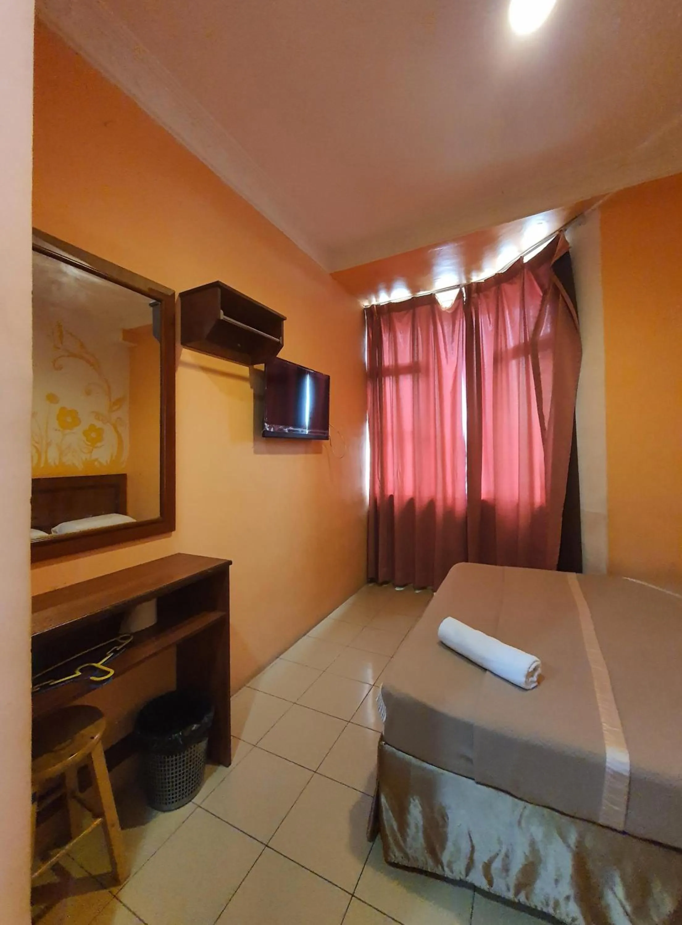 Communal lounge/ TV room, TV/Entertainment Center in Highway Budget Hotel