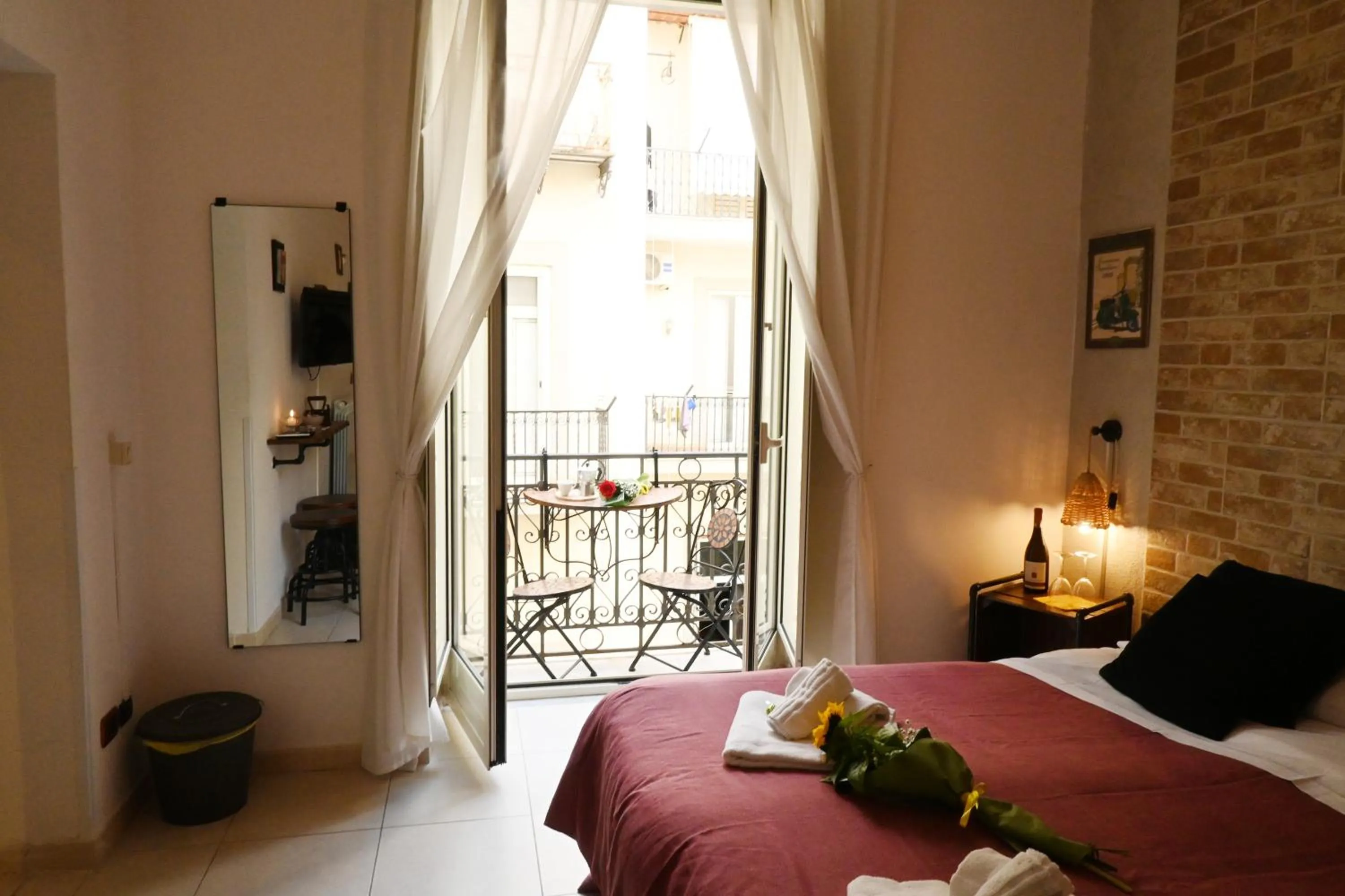 Bed in Napoli Cityscape