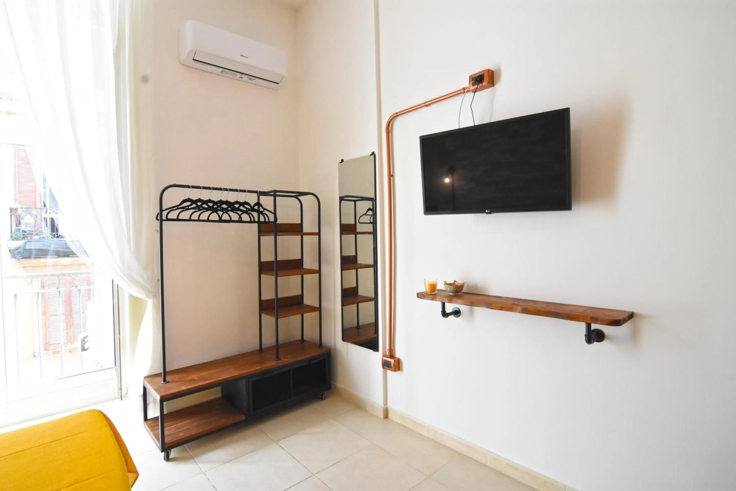 wardrobe, Bed in Napoli Cityscape