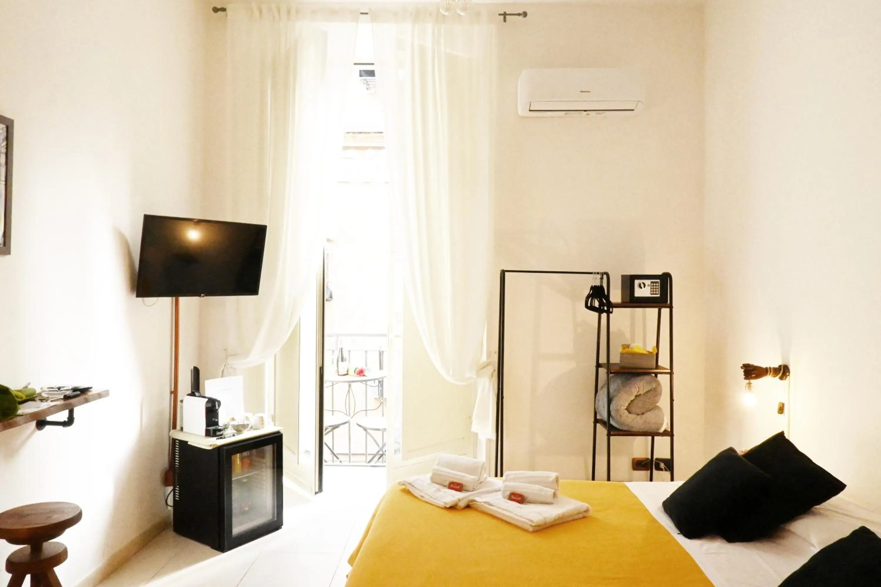 Bed in Napoli Cityscape