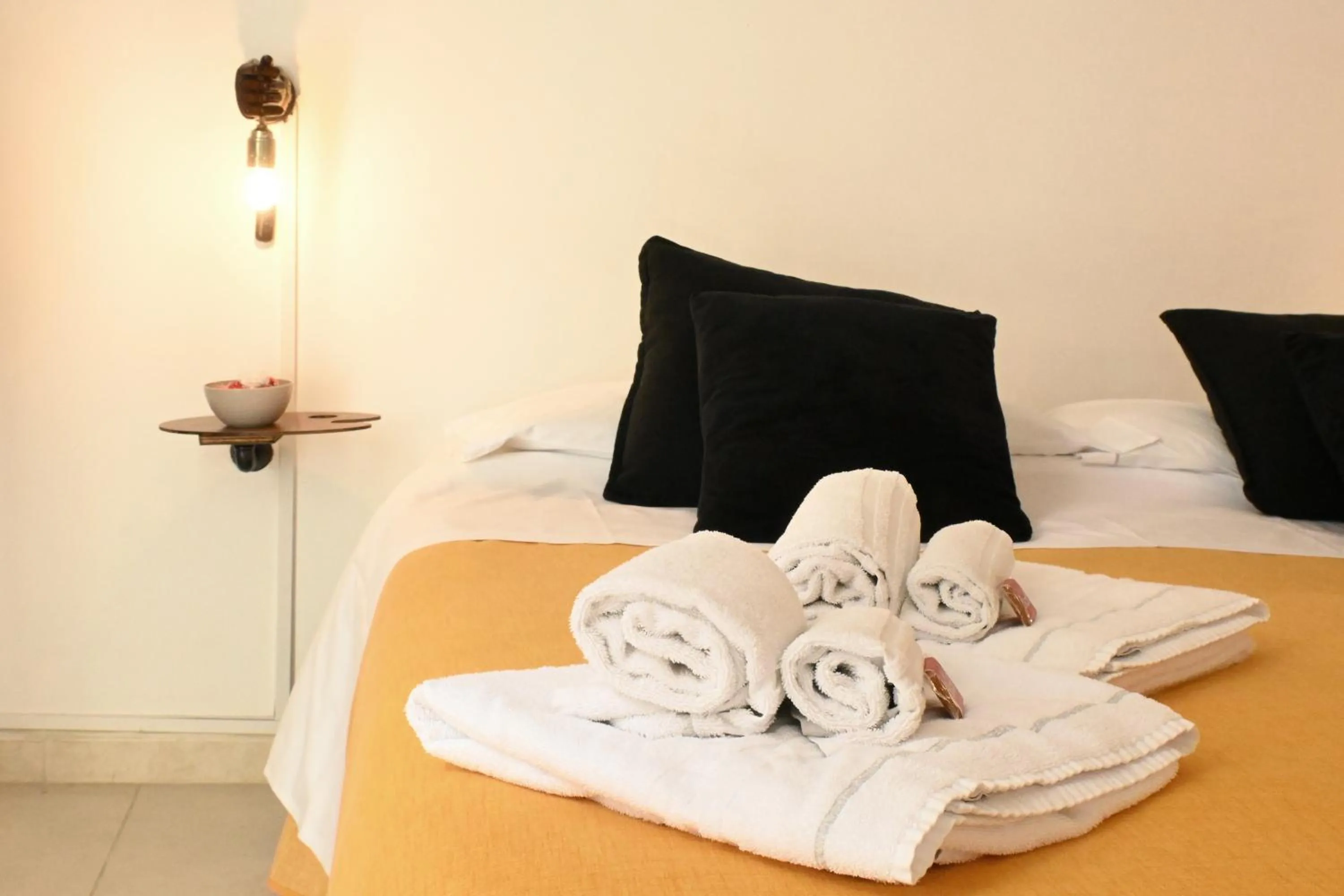 Bed in Napoli Cityscape