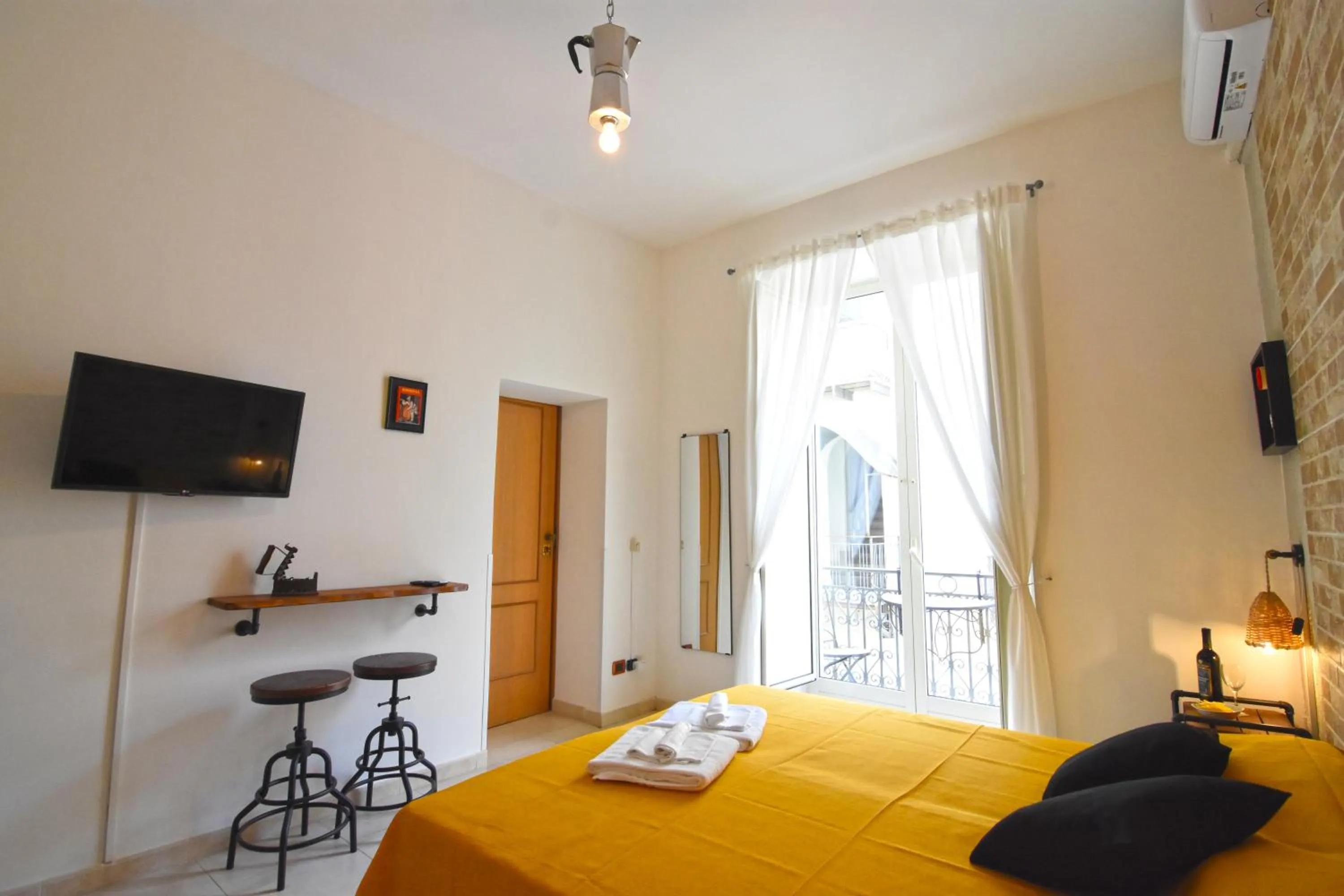 Photo of the whole room, Bed in Napoli Cityscape