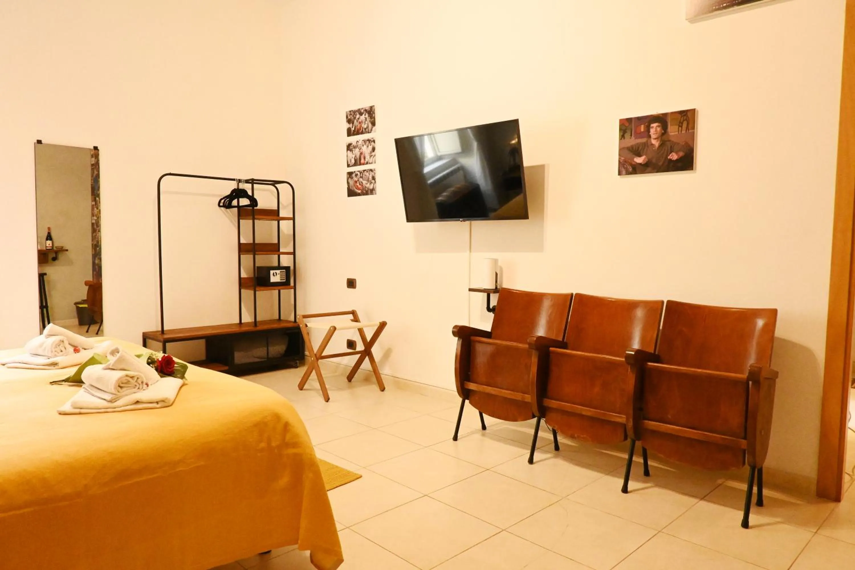 Bed in Napoli Cityscape