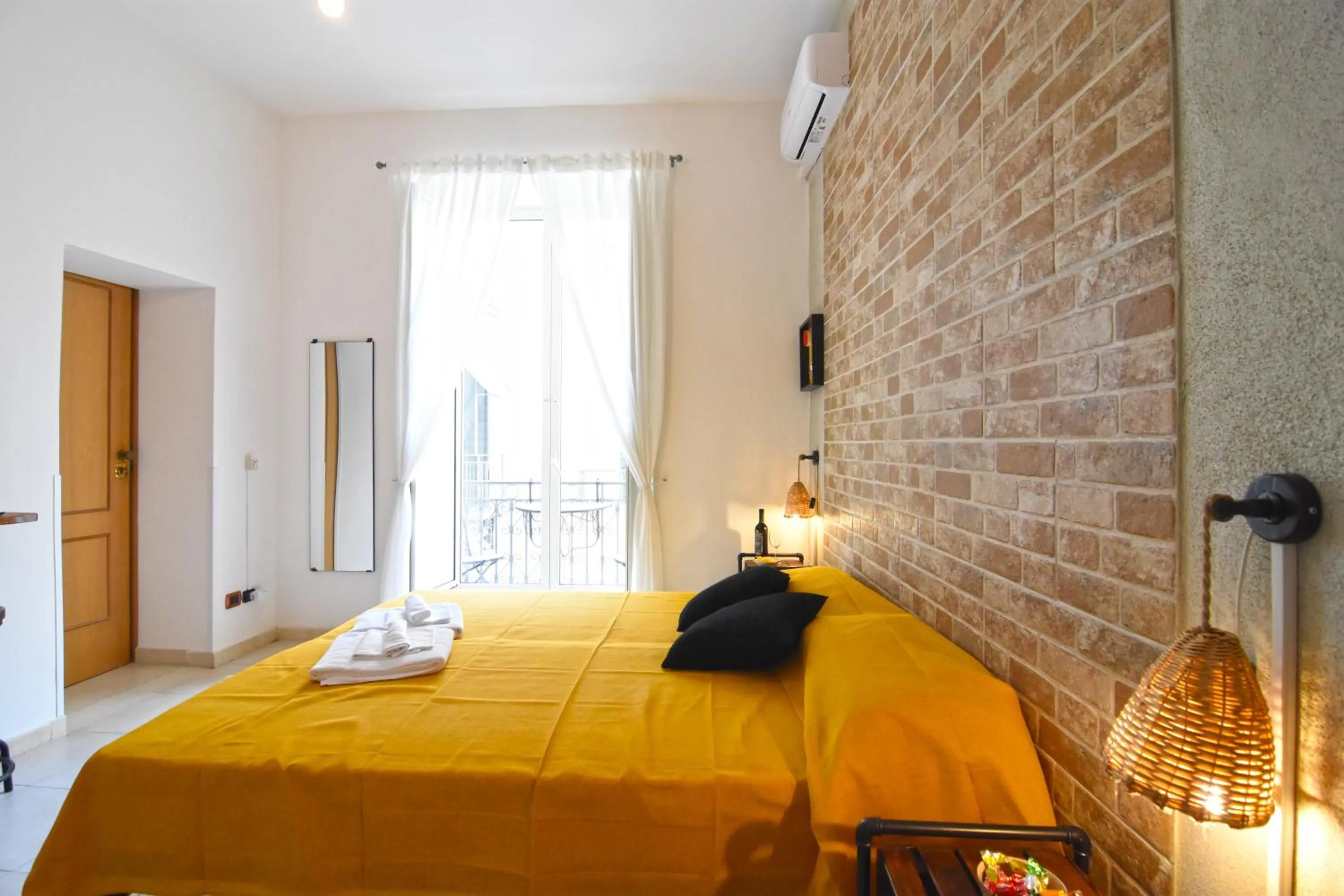 Bed in Napoli Cityscape