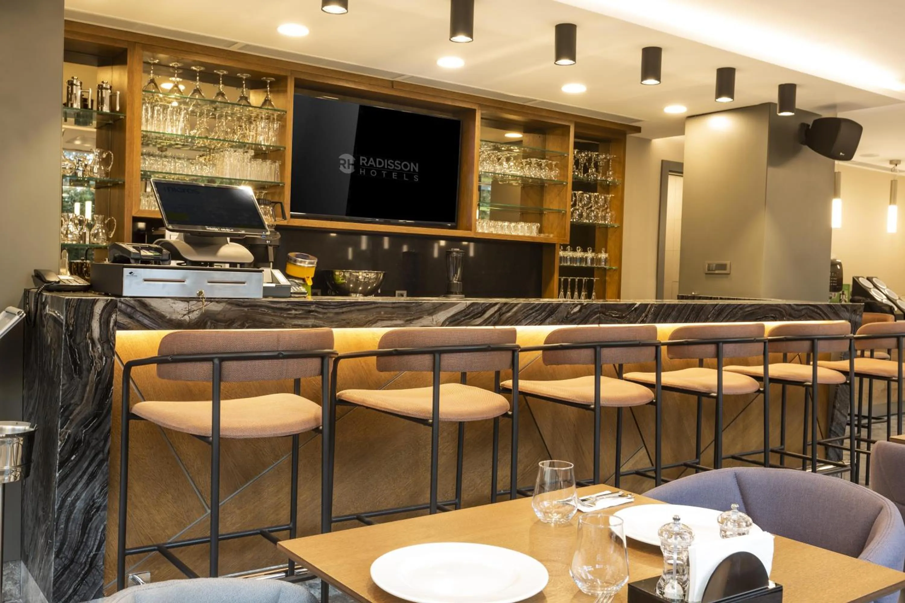 Lounge or bar in Radisson Hotel Istanbul Harbiye