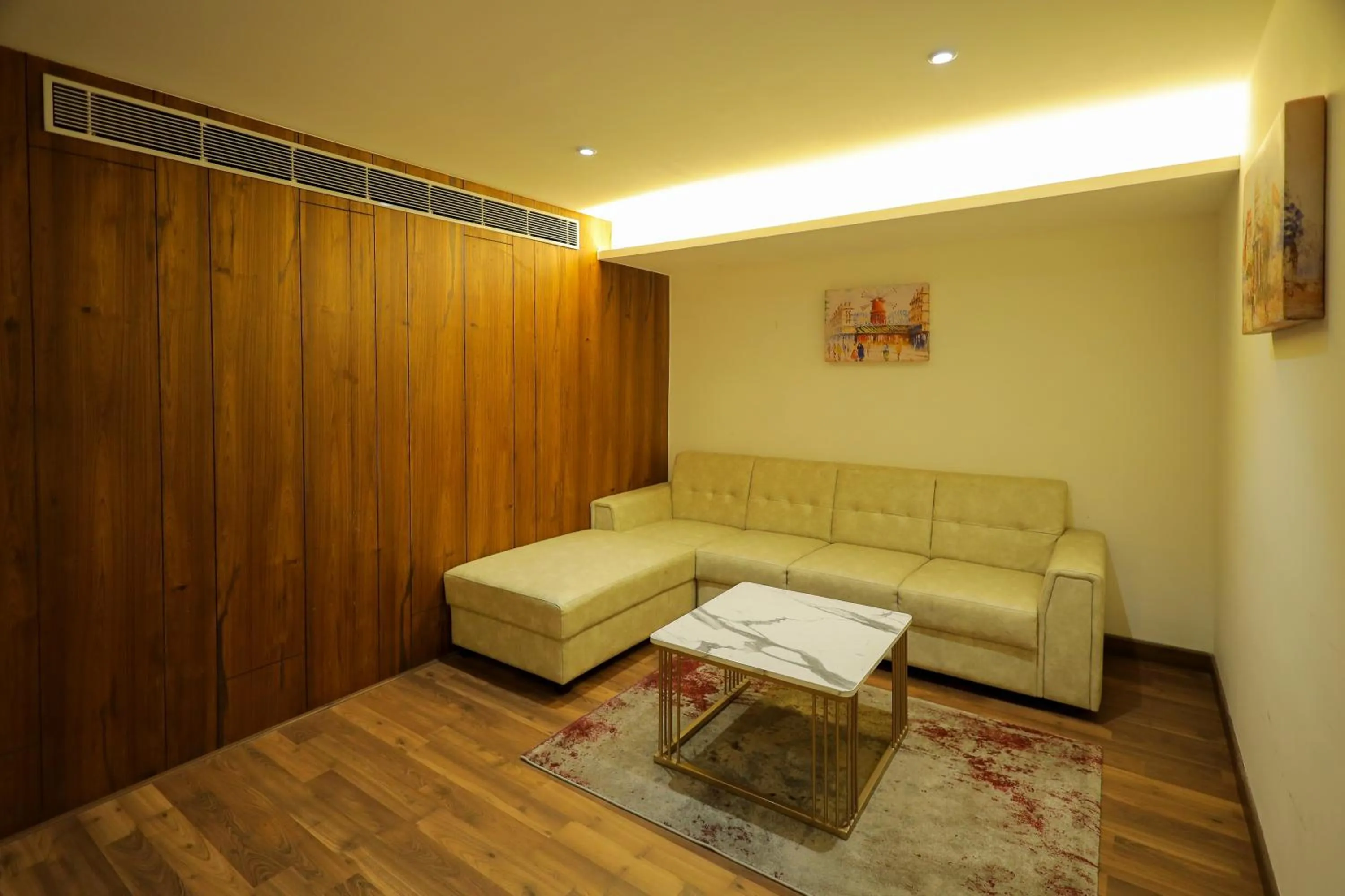 Living room in Royal Plaza Suites by RAK Rooms, Mangaluru