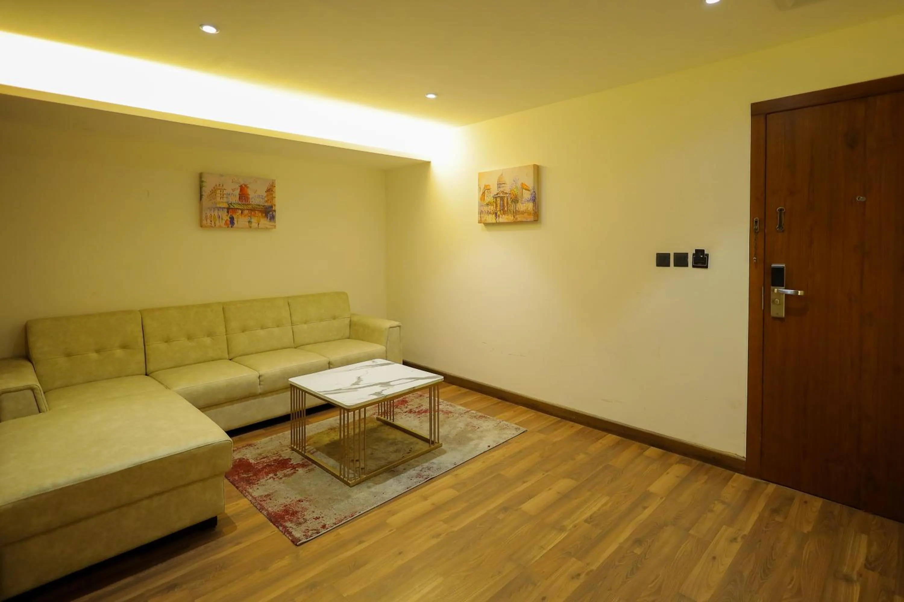 Living room in Royal Plaza Suites by RAK Rooms, Mangaluru