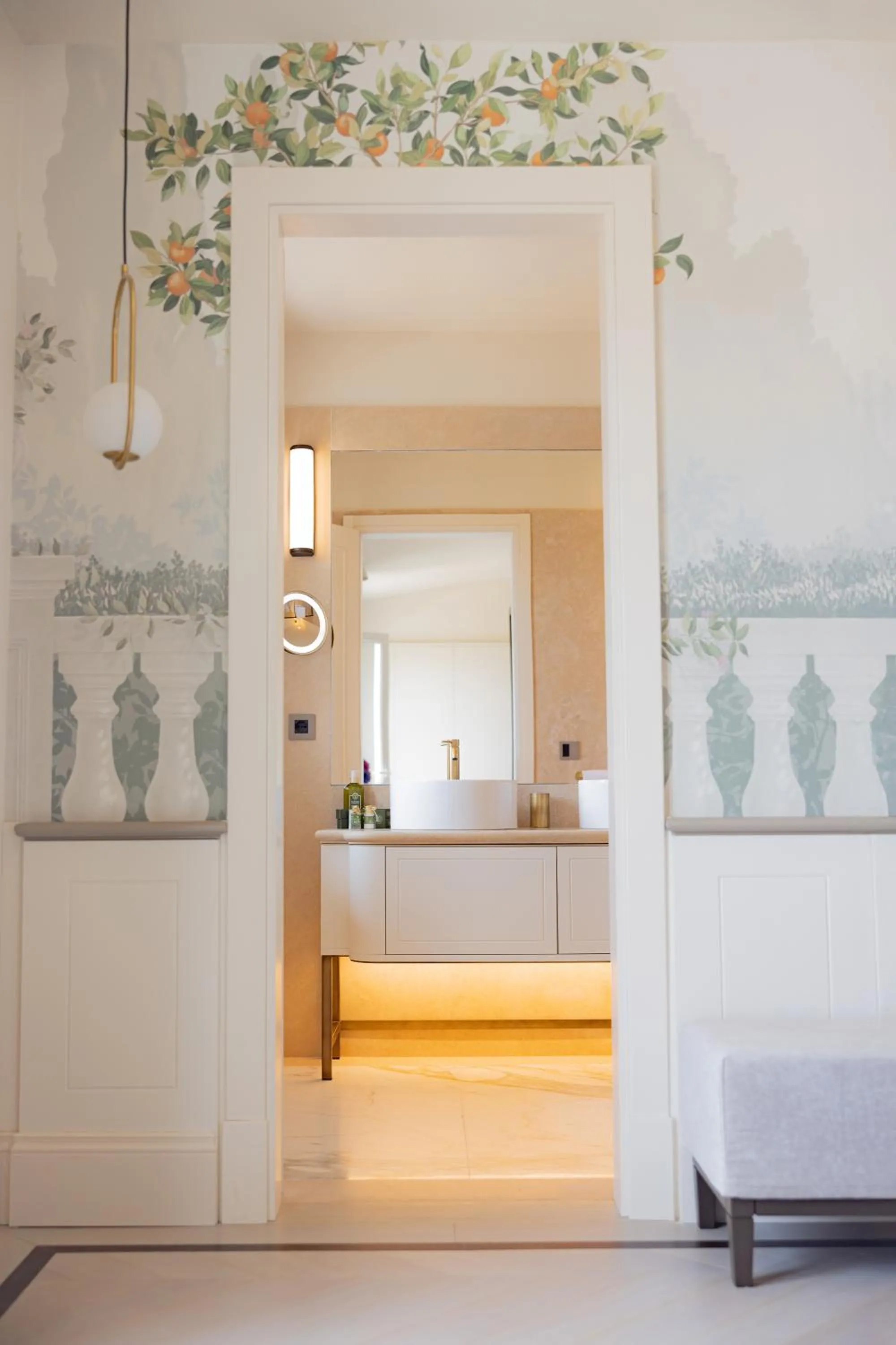 Bathroom, Bed in Hotel Belvedere