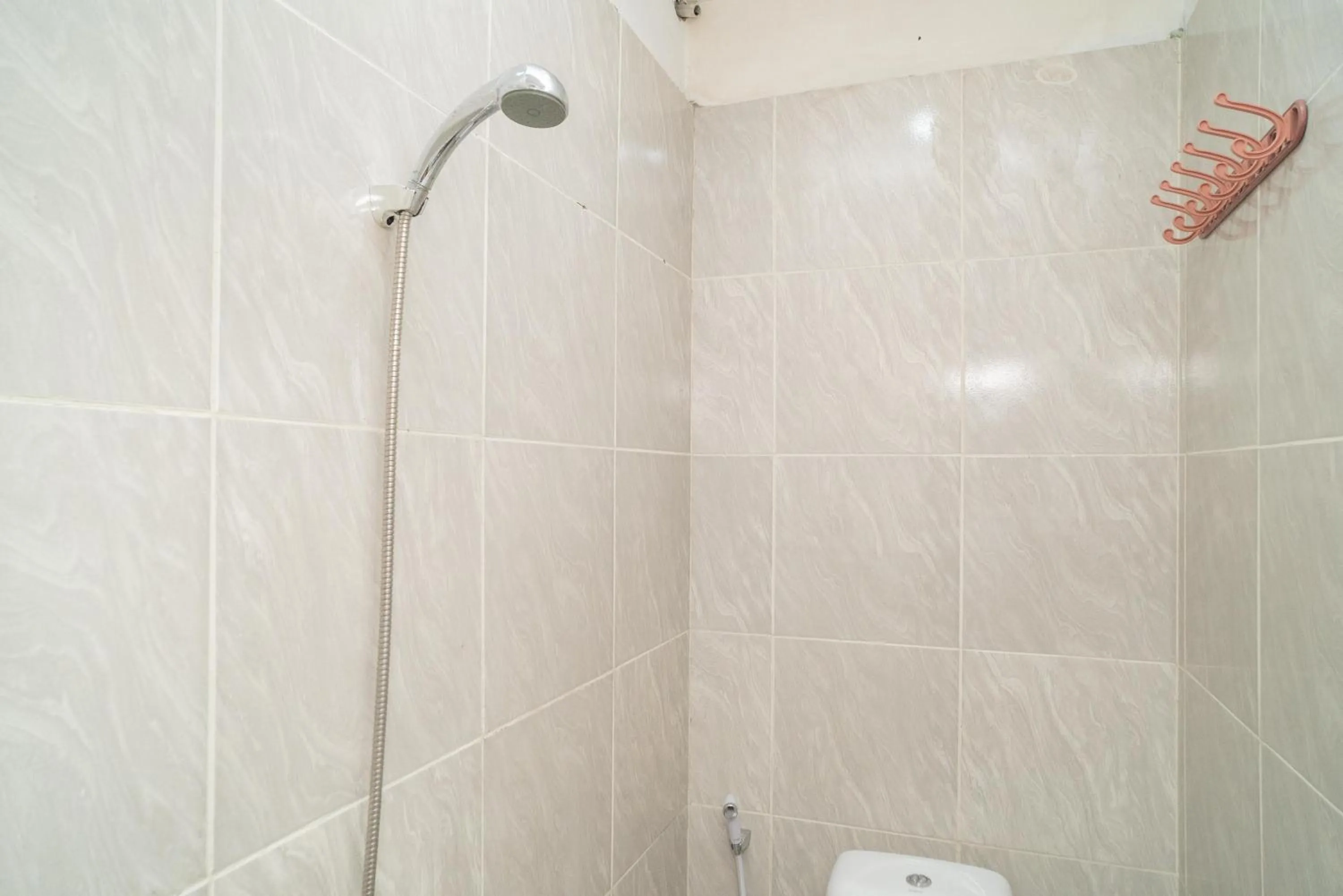 RedDoorz Plus near ITC Cempaka Mas 2