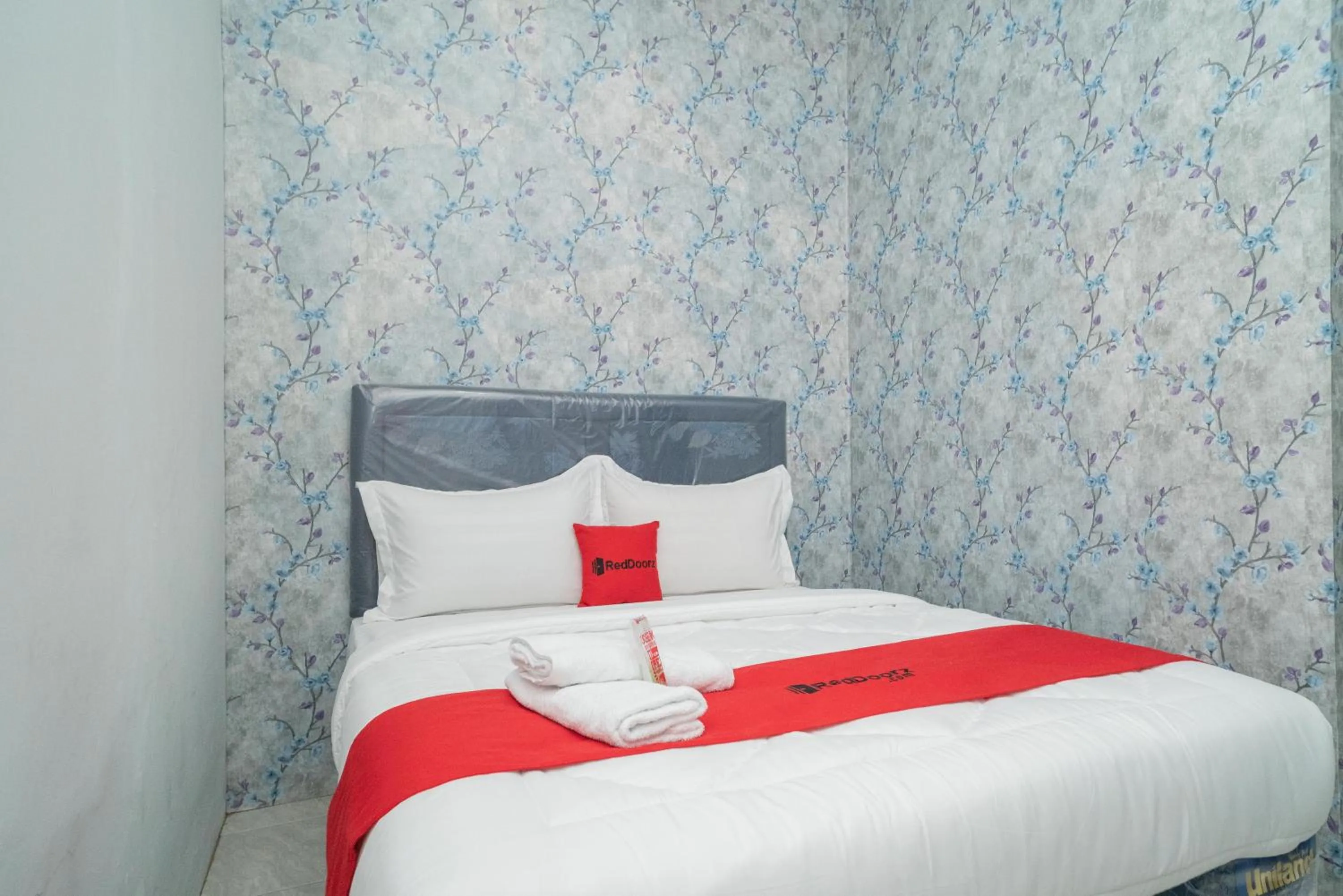 Bed in RedDoorz Plus near ITC Cempaka Mas 2