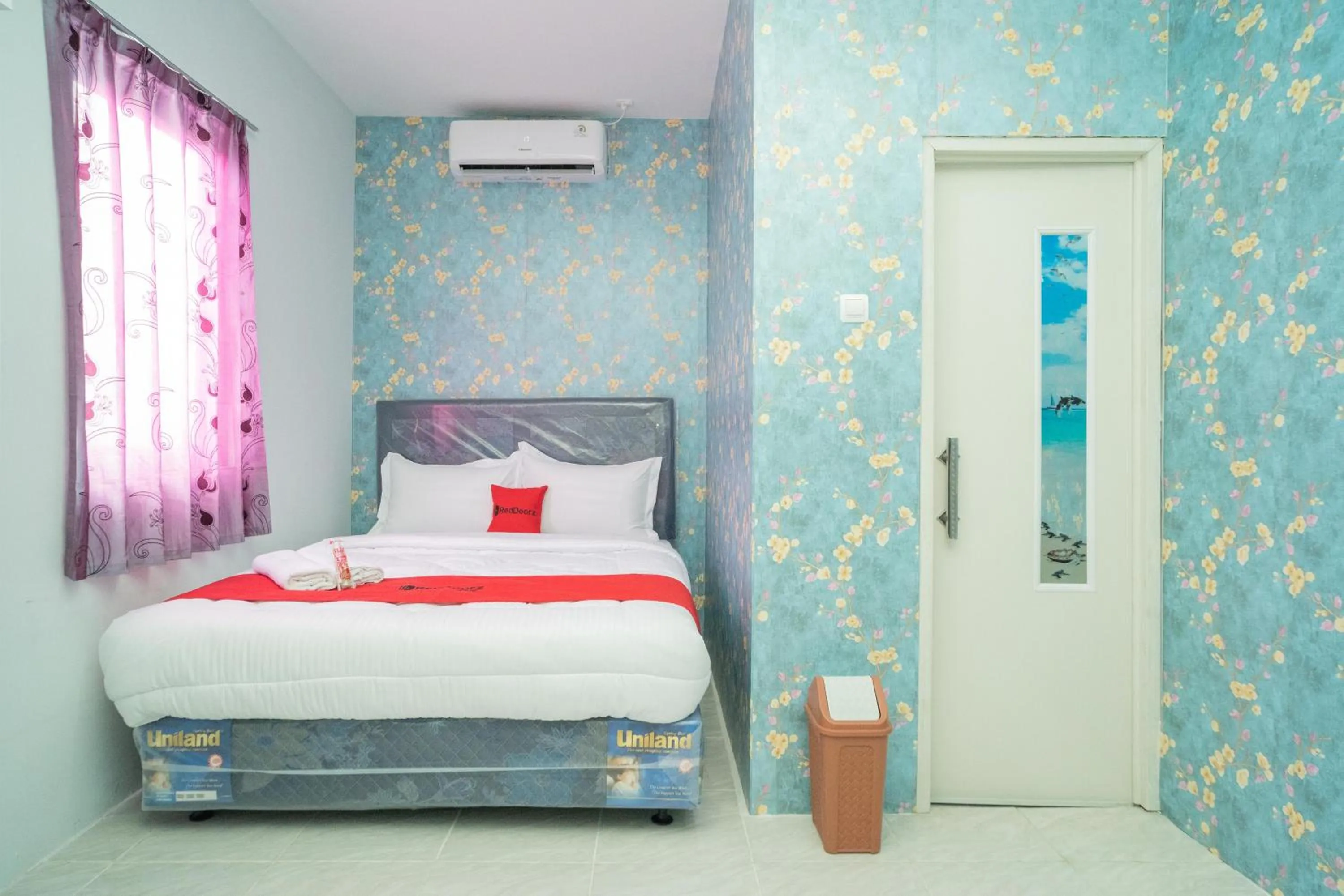 Bed in RedDoorz Plus near ITC Cempaka Mas 2