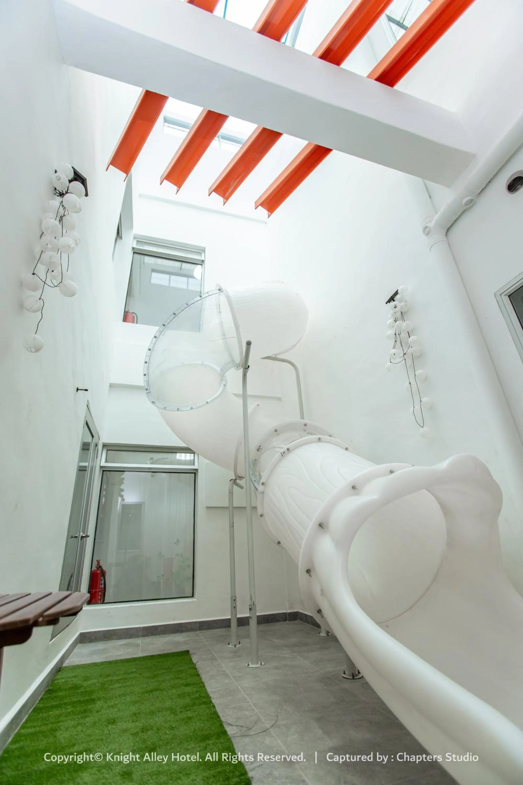 Children play ground, Bed in Knight Alley Hotel