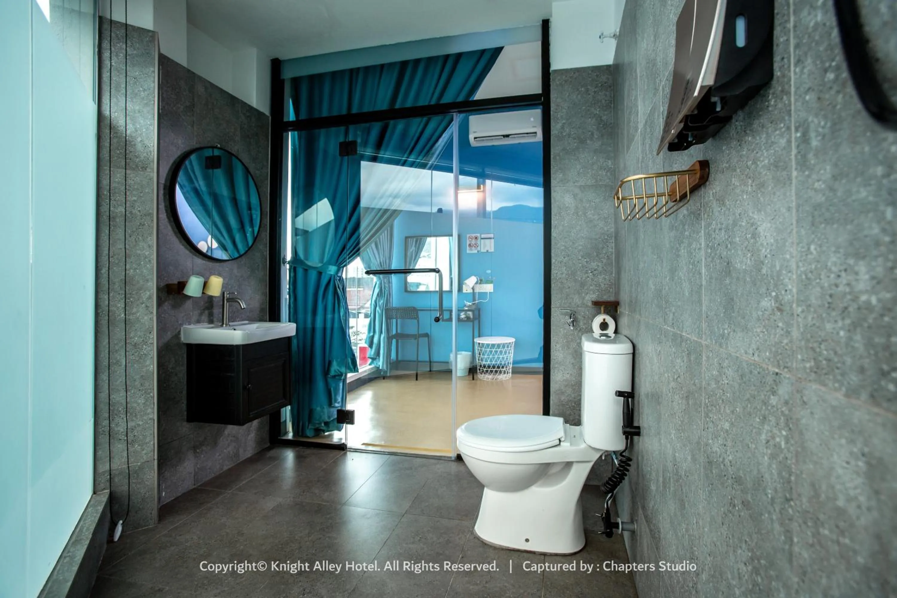 Toilet in Knight Alley Hotel