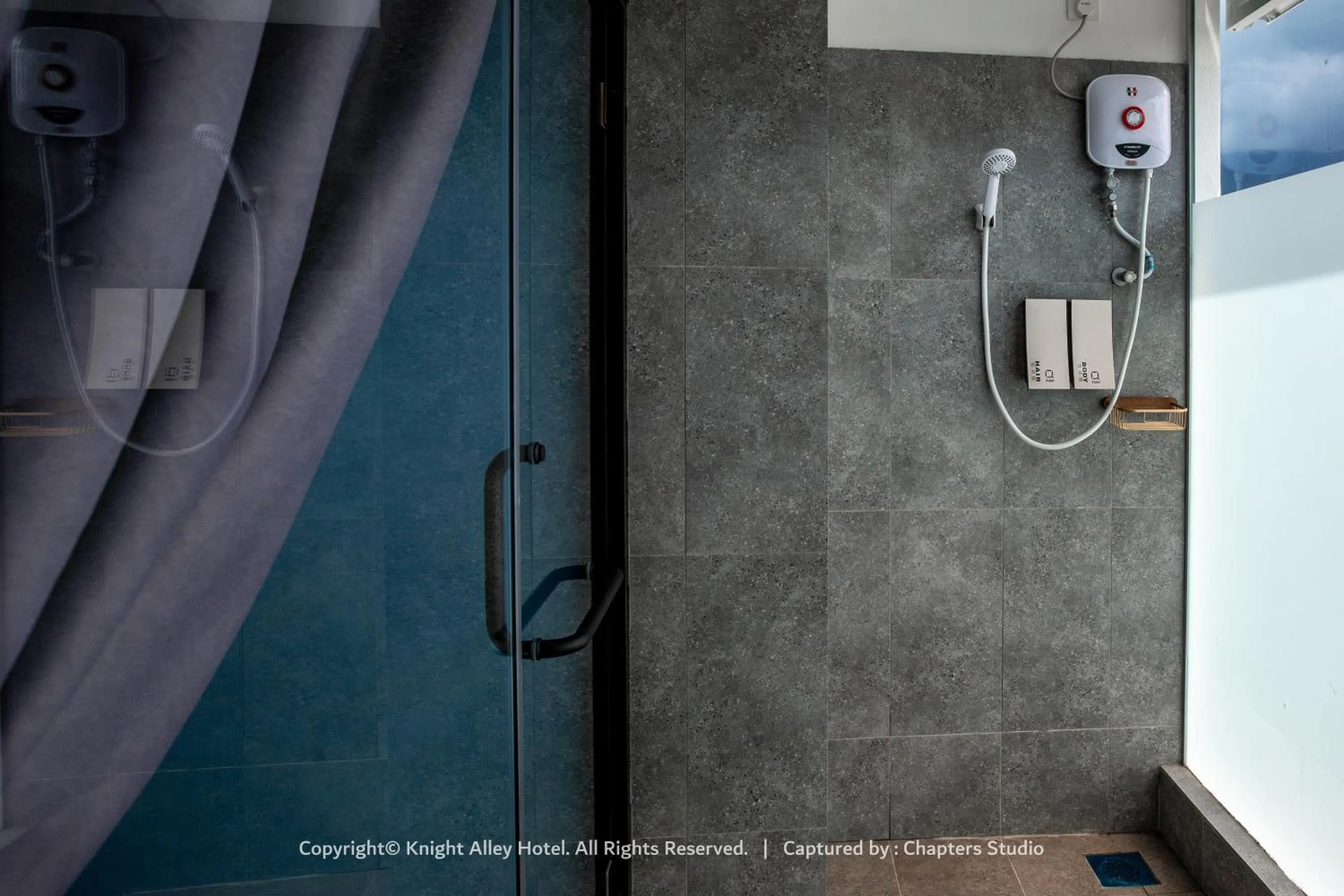 Shower in Knight Alley Hotel