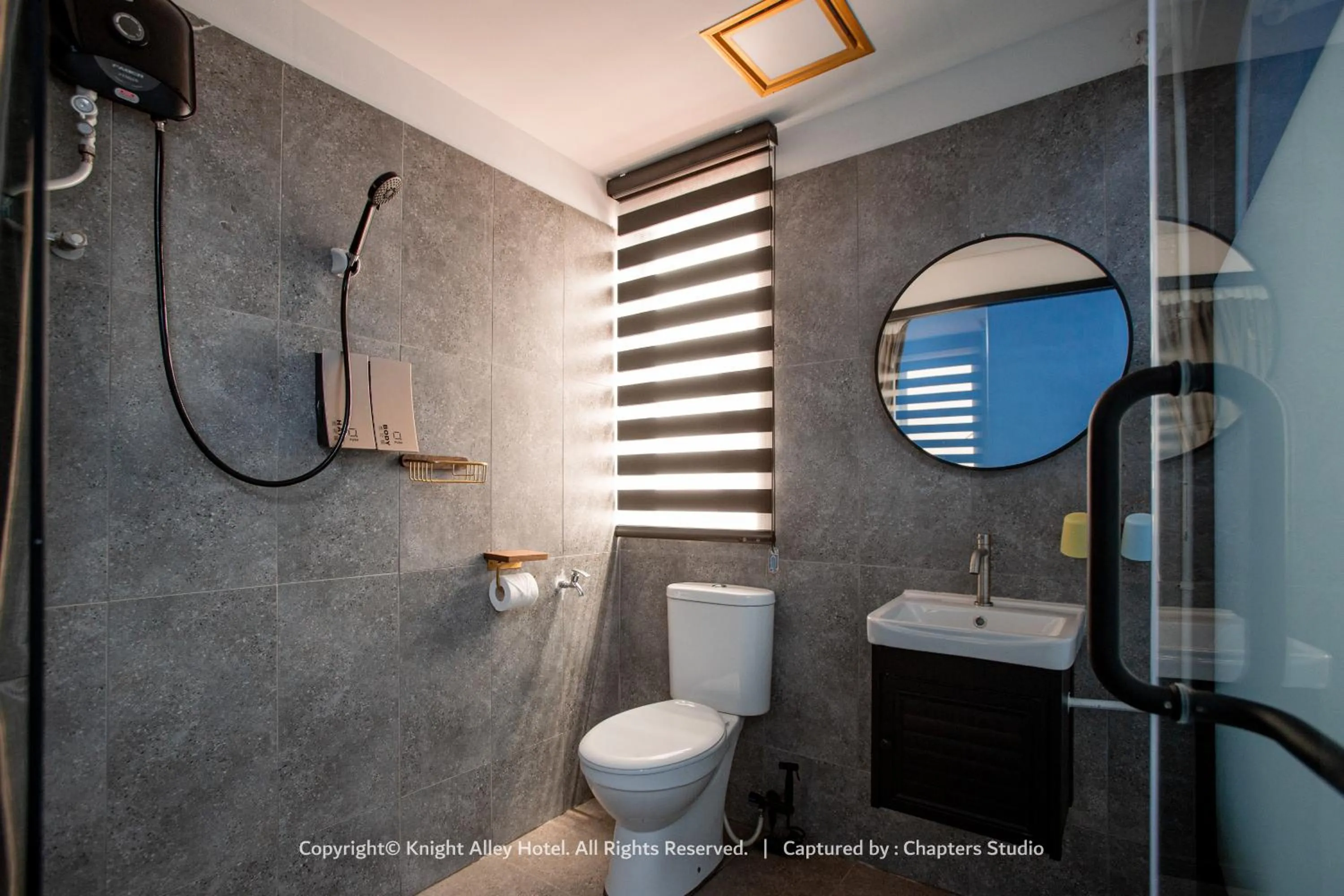 Toilet in Knight Alley Hotel