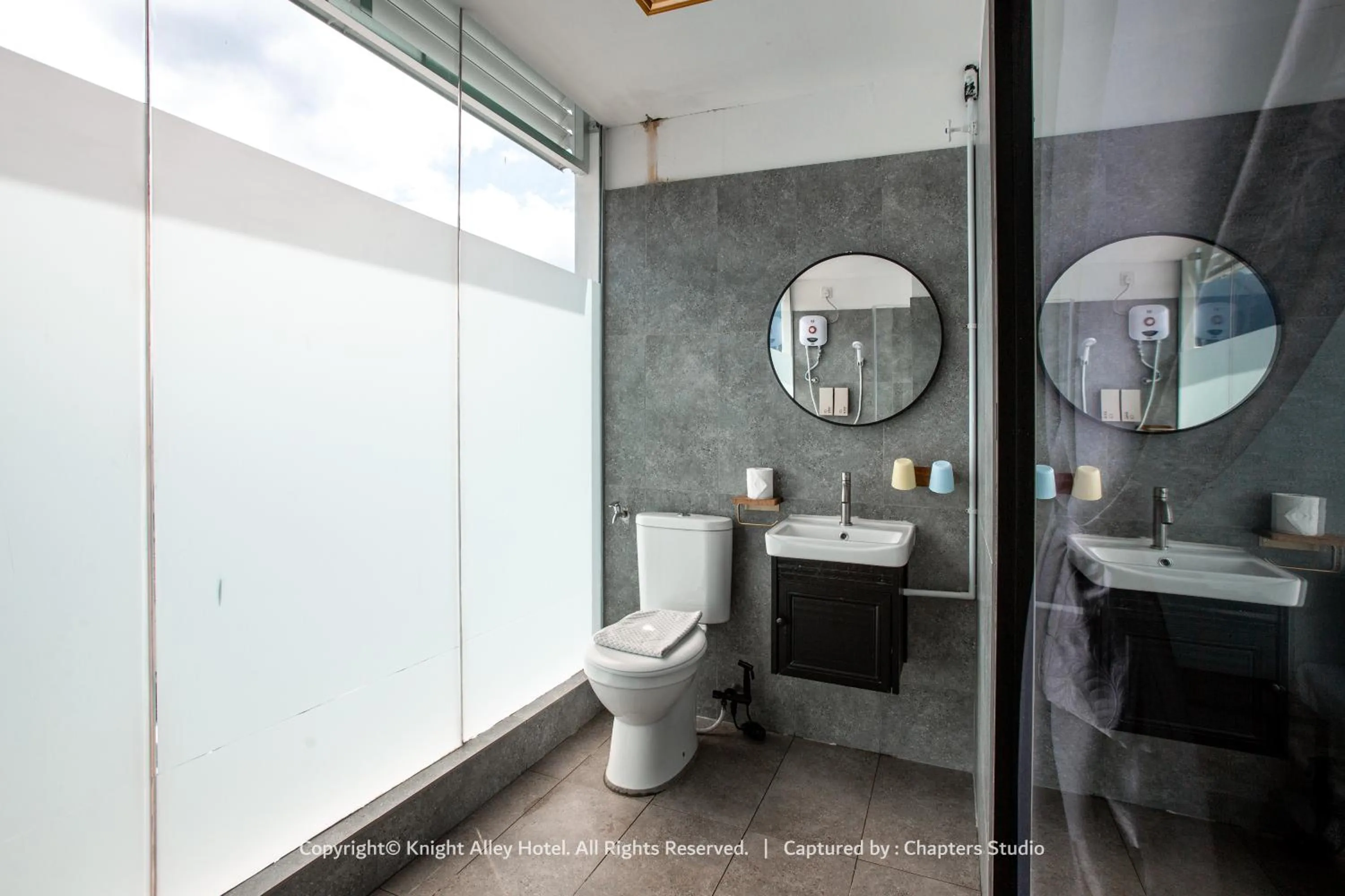 Toilet in Knight Alley Hotel