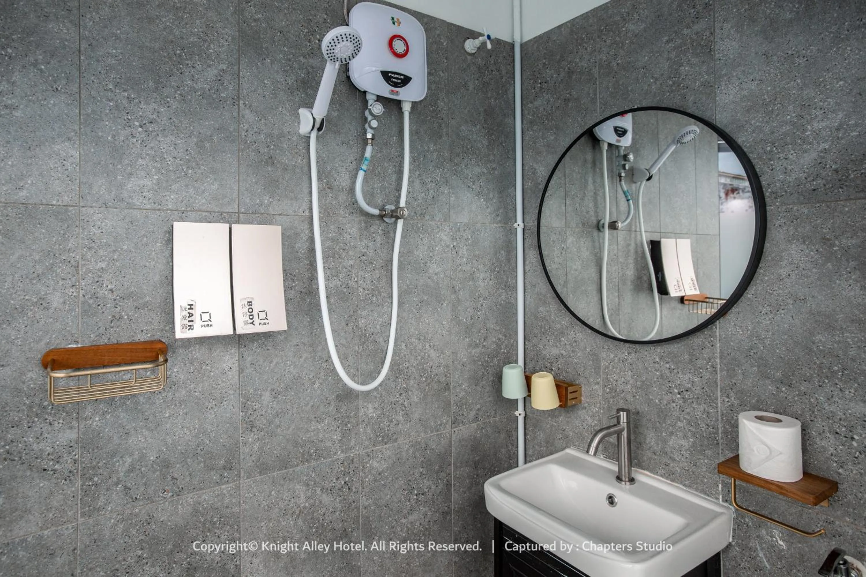 Shower in Knight Alley Hotel