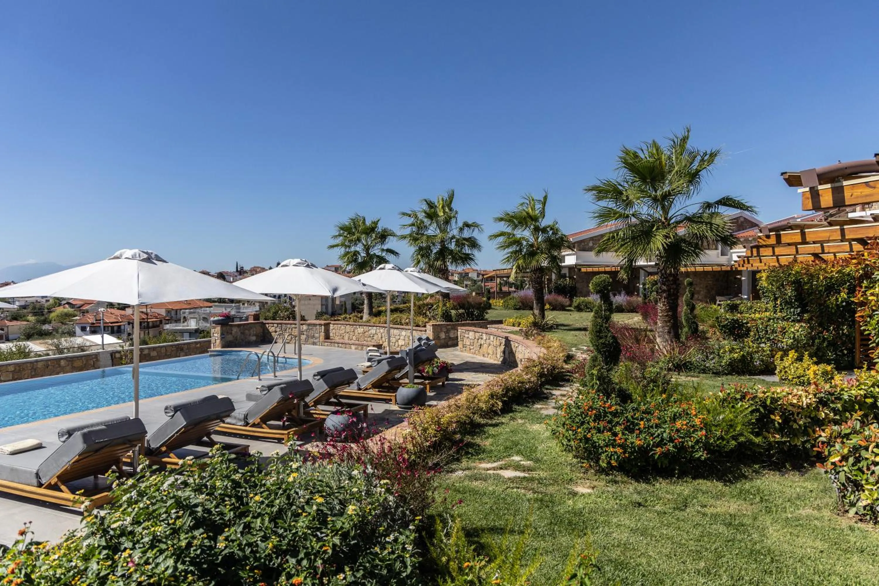 Garden in Akrolithos Luxury Suites & Spa