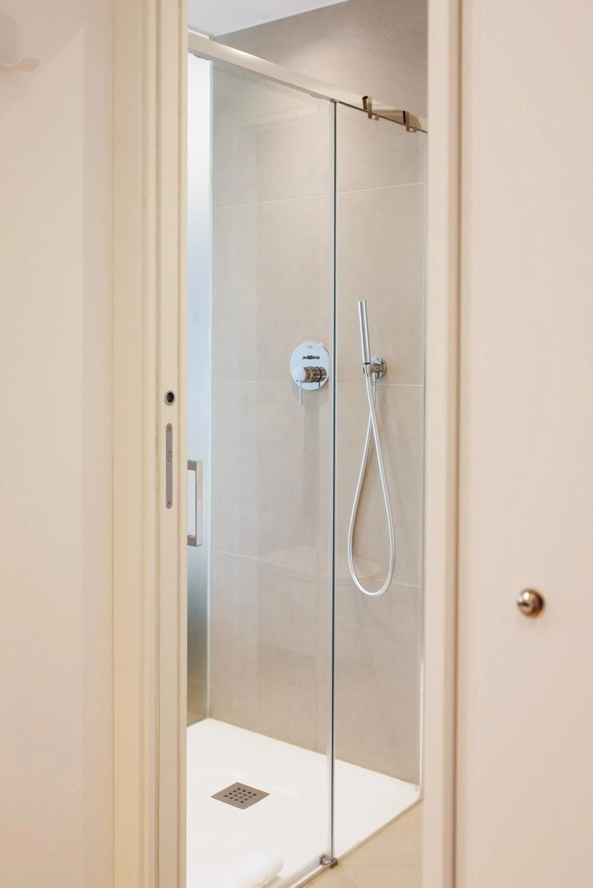 Shower in Marina Gardens Boutique&Suites