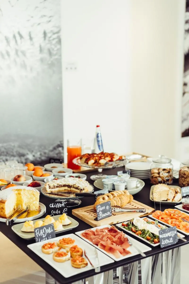 Food and drinks in Marina Gardens Boutique&Suites