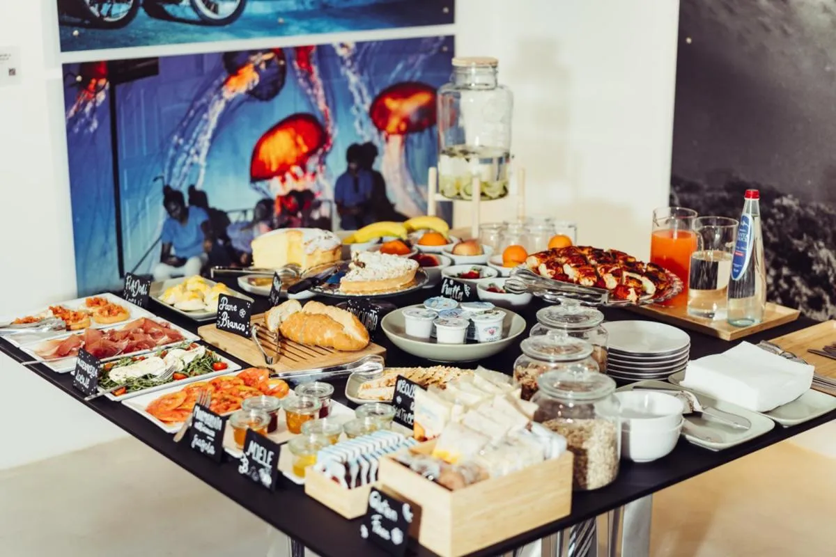 Food and drinks in Marina Gardens Boutique&Suites