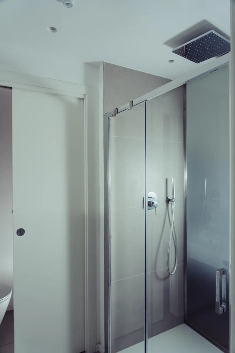 Shower in Marina Gardens Boutique&Suites