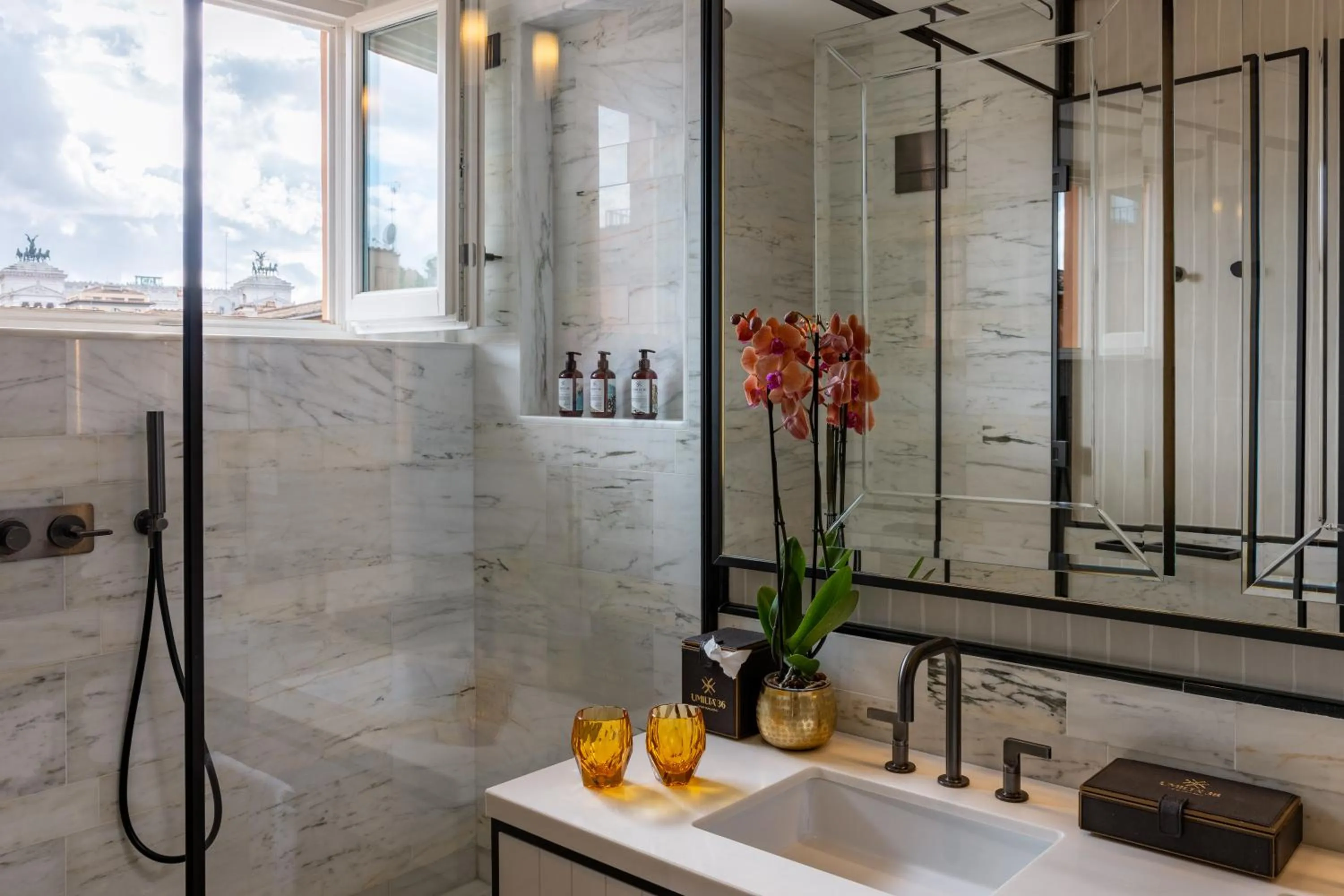 Bathroom in Umiltà 36