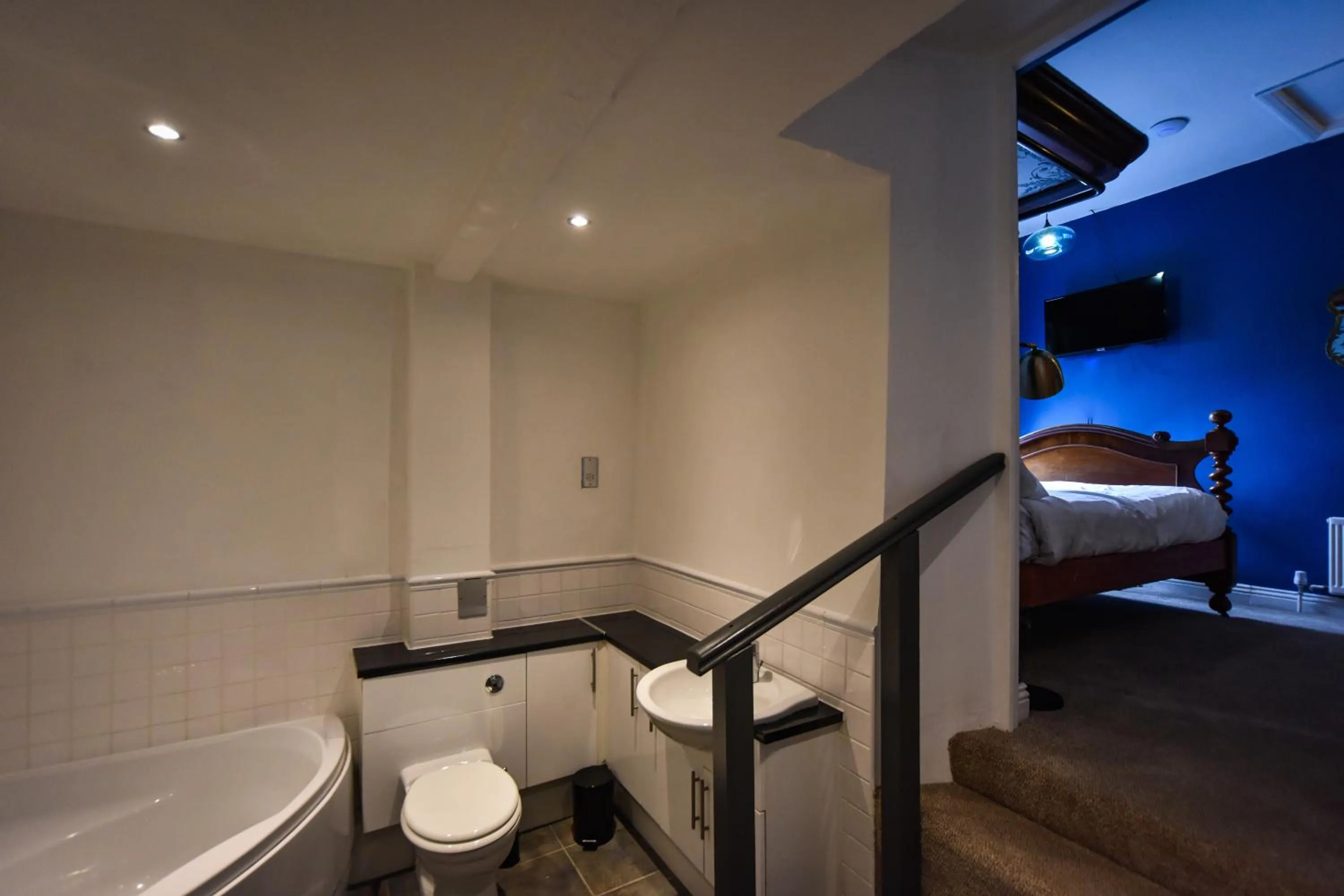 Bathroom, Bed in The Bear Inn
