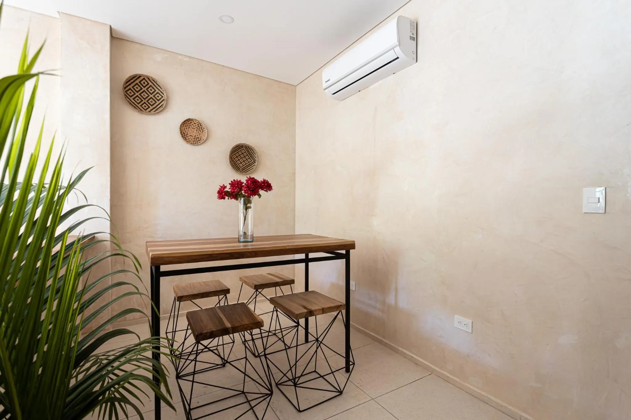 Dining area in Soy Local Santa Marta