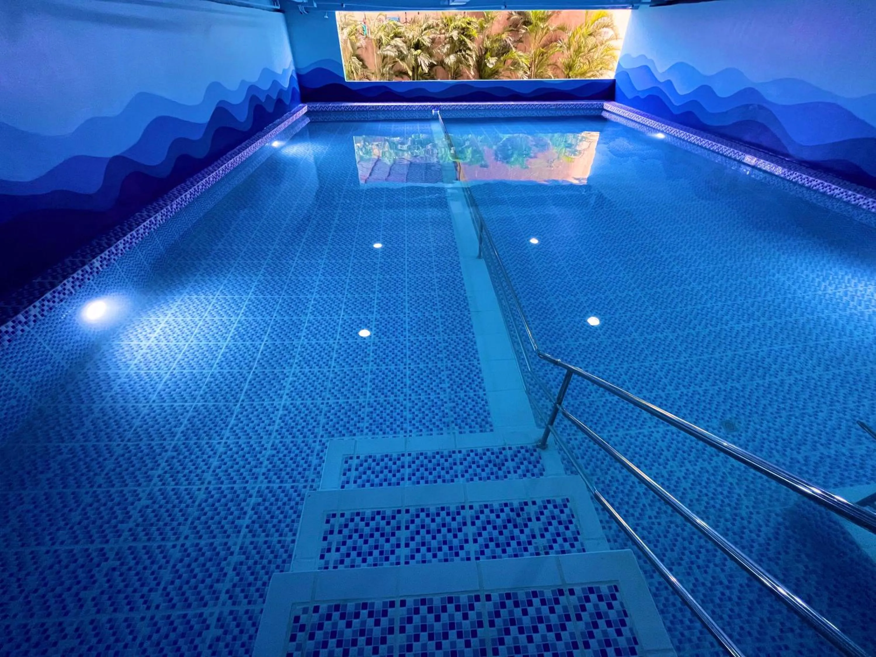 Swimming pool in 88th Avenue